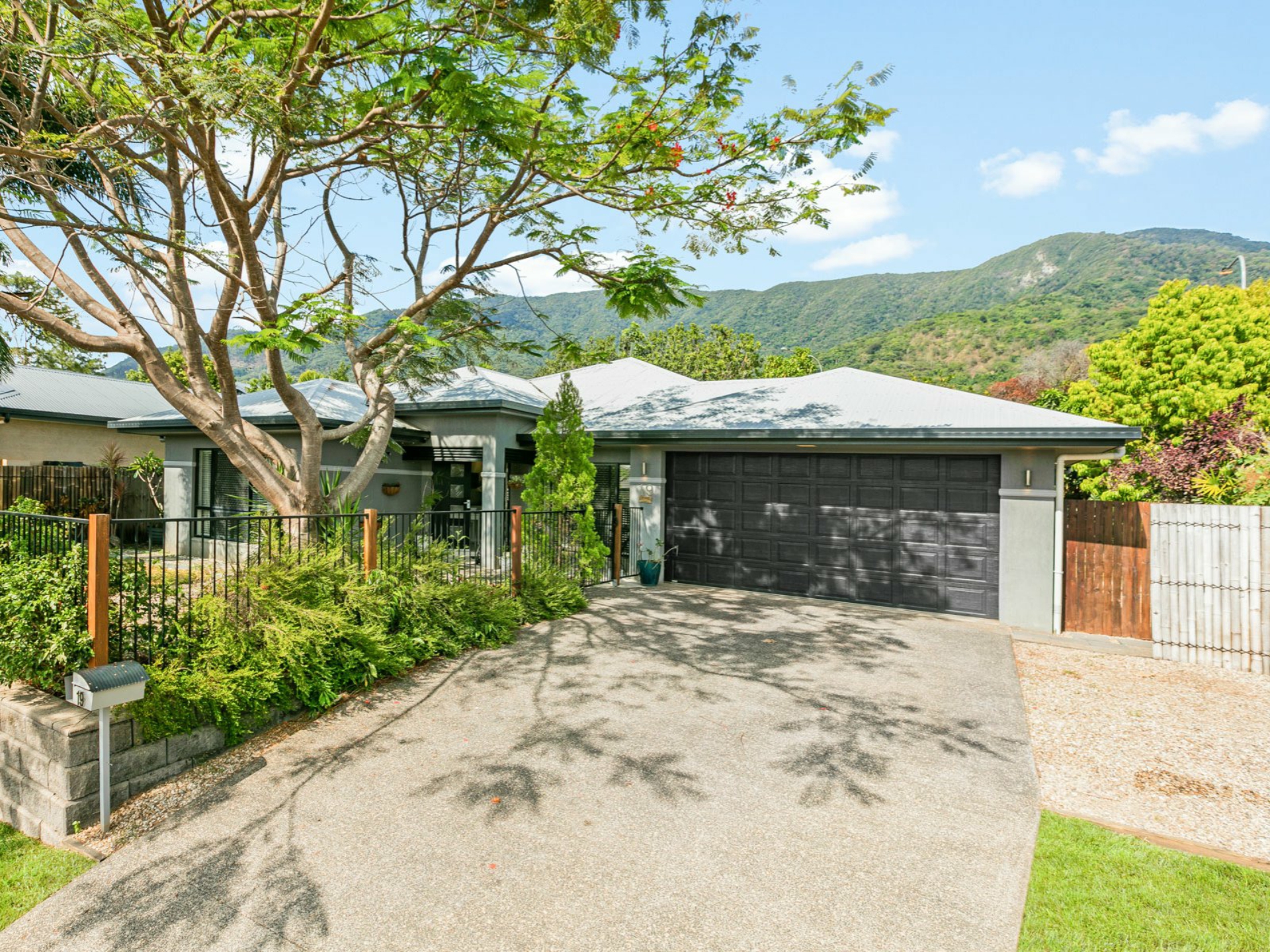 19 Derrick Street Redlynch QLD