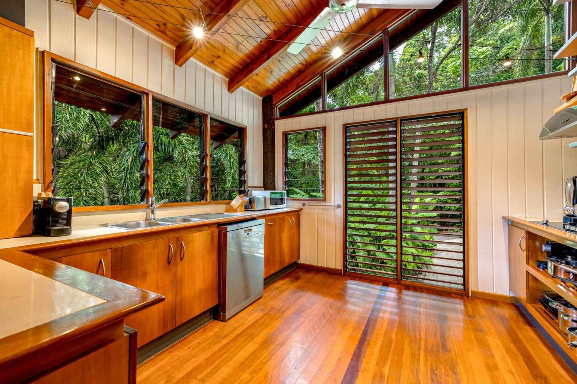 9 Barklya Close, KAMERUNGA