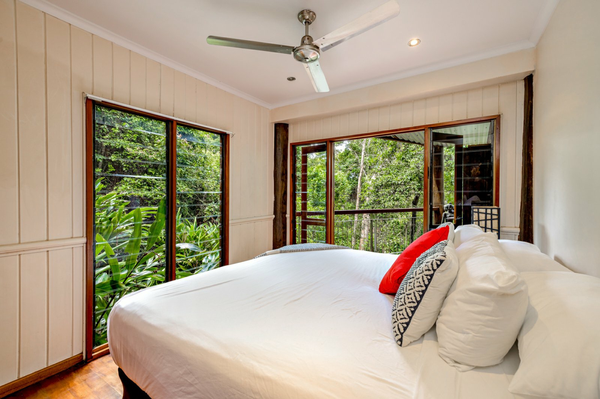 9 Barklya Close, KAMERUNGA
