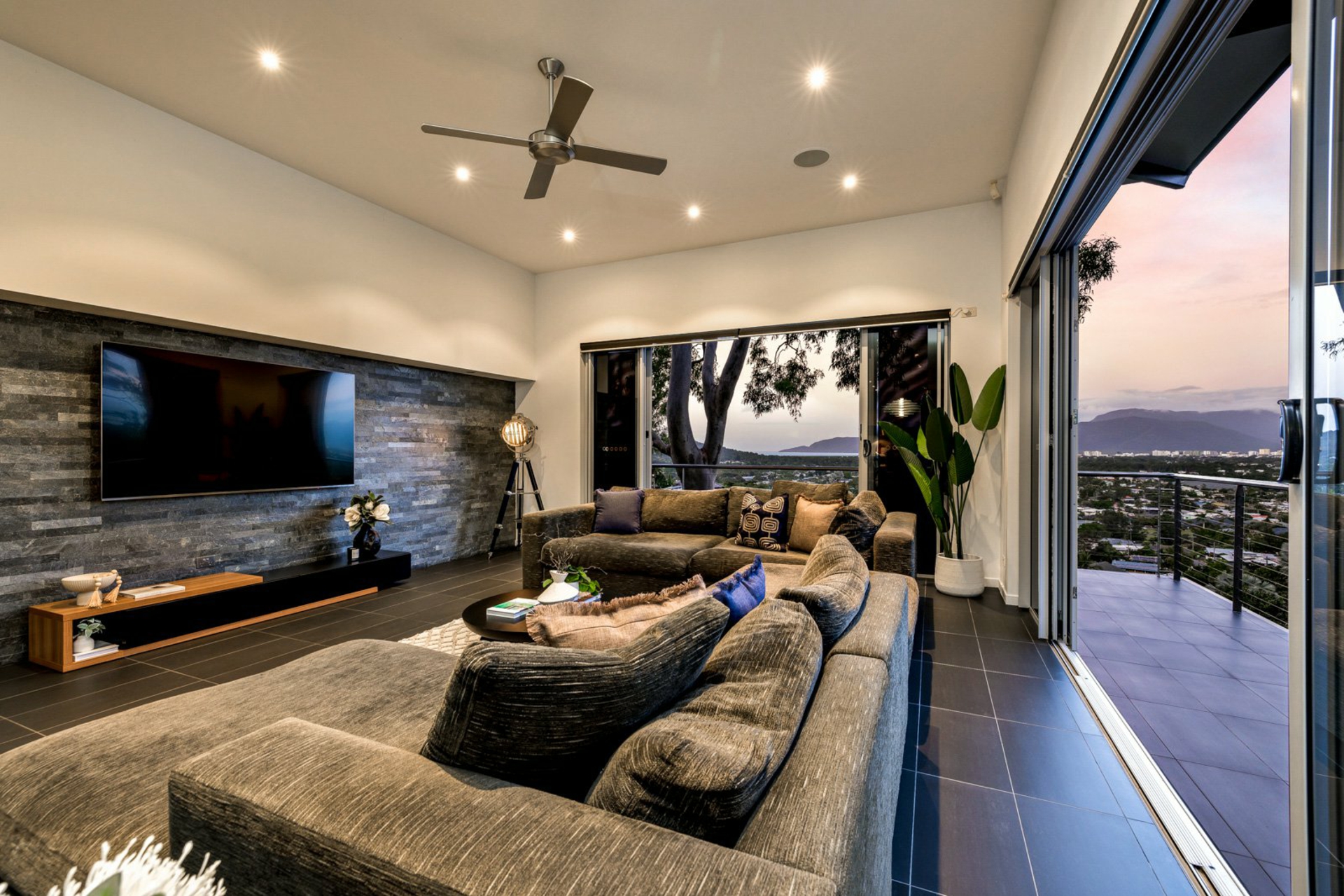 8 Knowles Street, WHITFIELD
