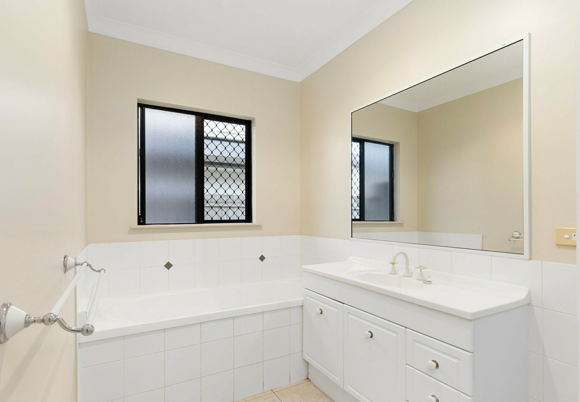 2 Aroona Street, CARAVONICA
