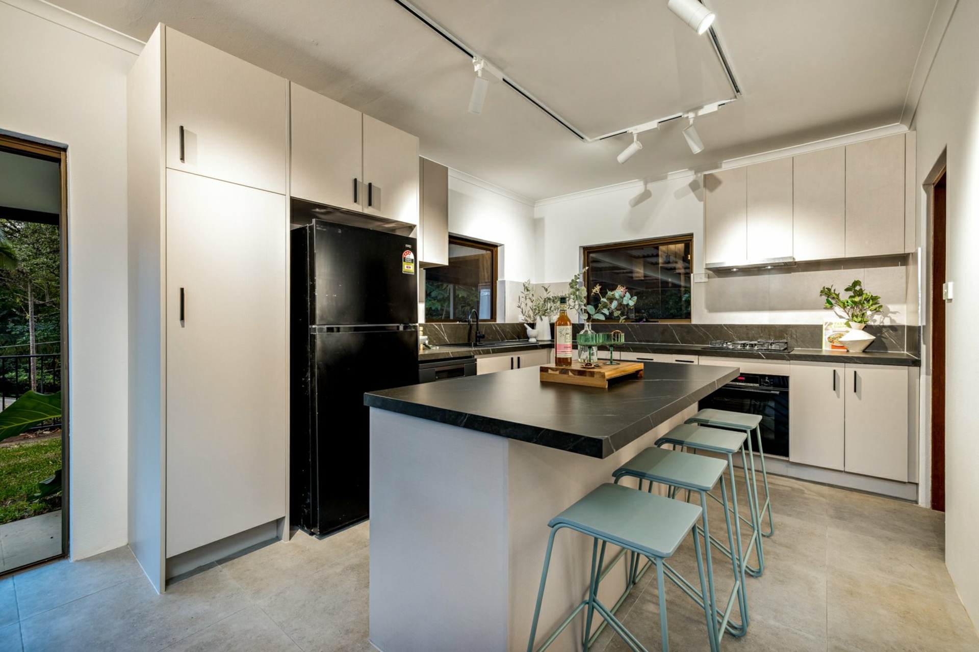 Unit 2/22-24 Collins Avenue — photo 4 of 19