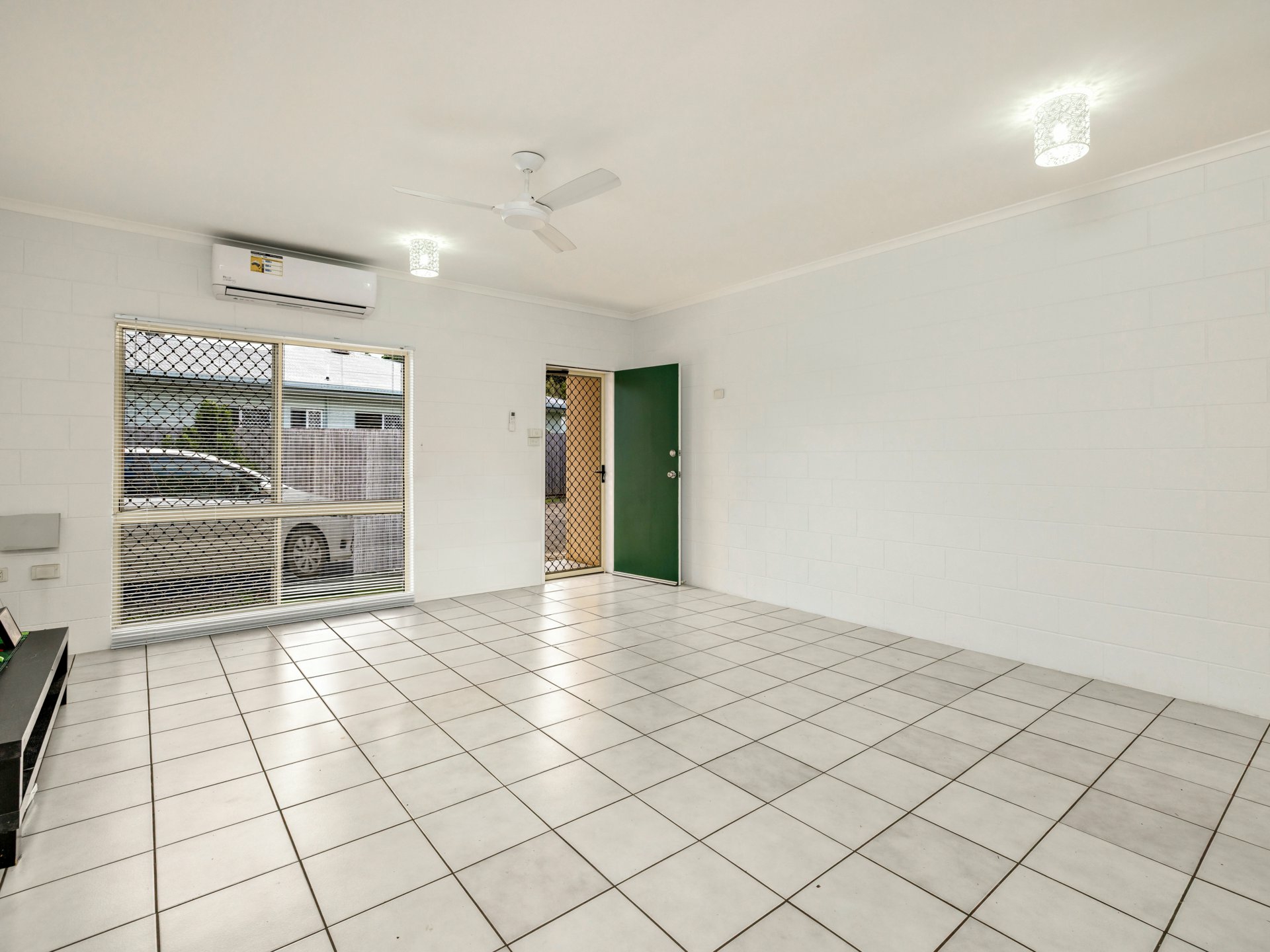 1/130 Robert Road — photo 2 of 8
