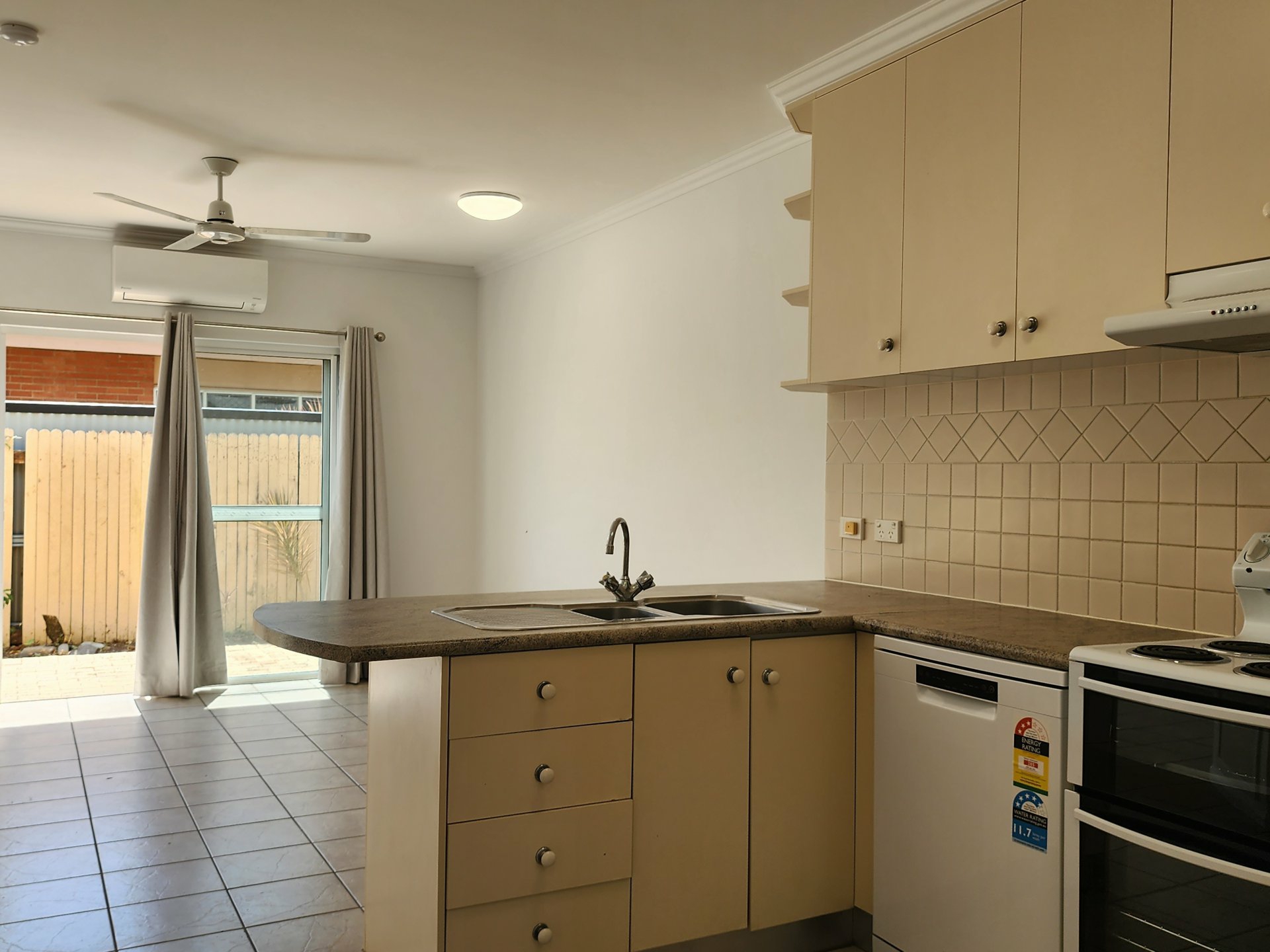 1/426 McCoombe Street — photo 3 of 9