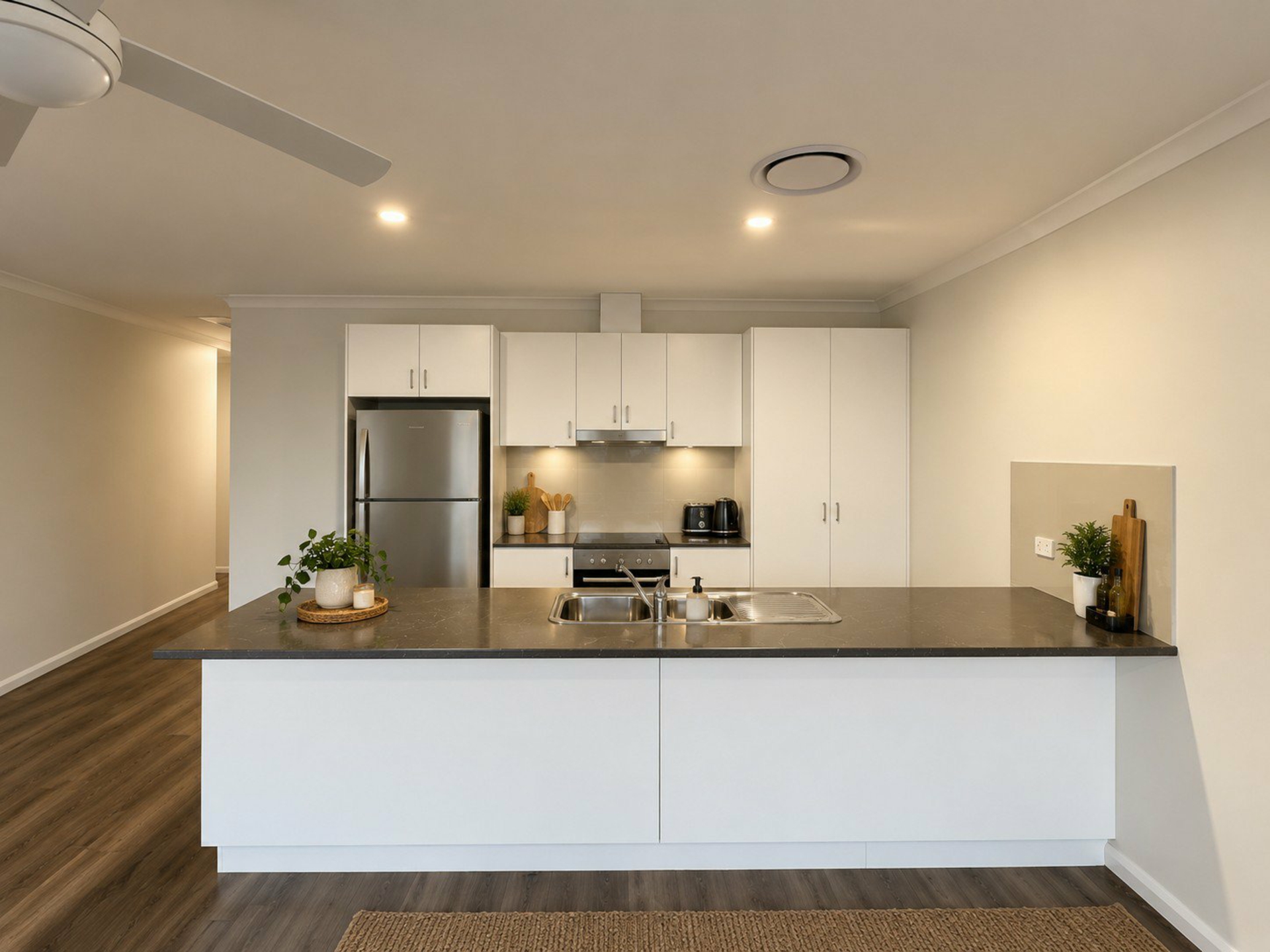 3/425 Banna Ave — photo 2 of 5