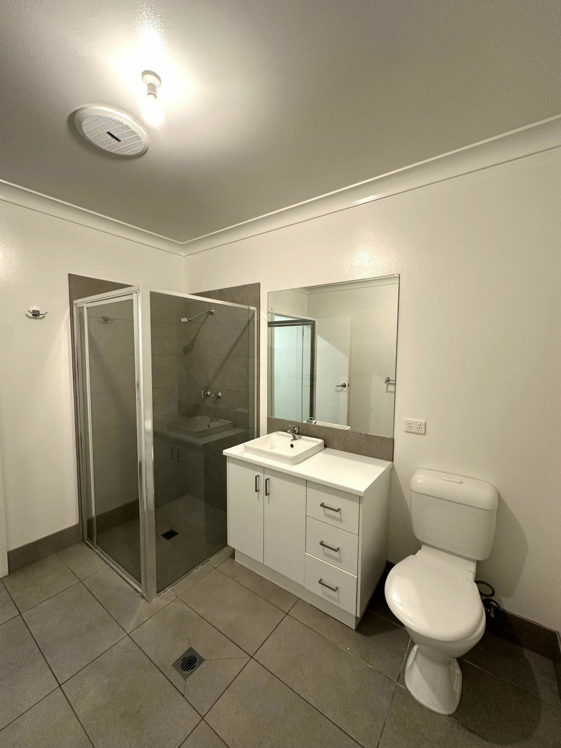 3/425 Banna Ave — photo 4 of 5