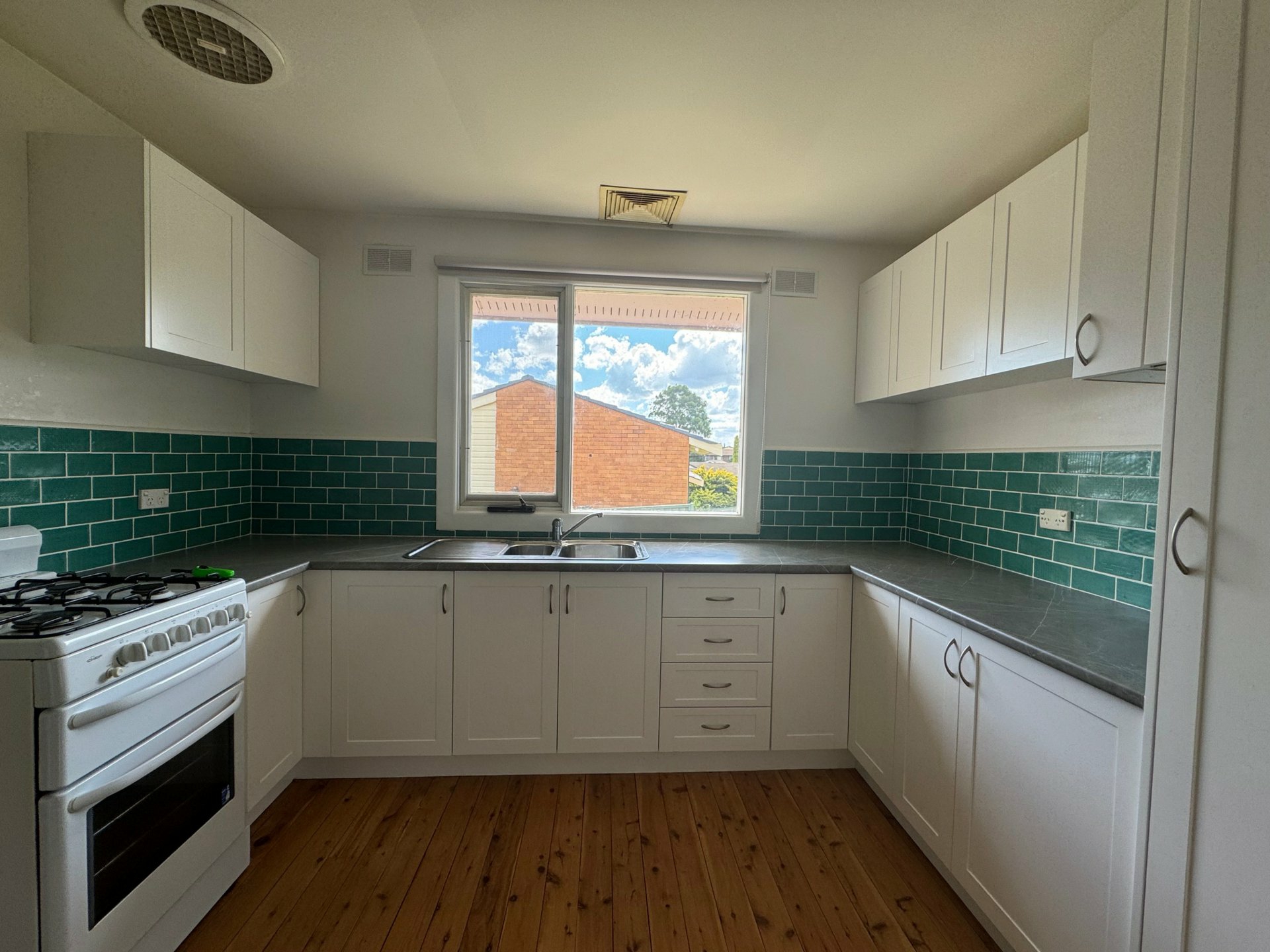 4 Bassett Drive, WEST BATHURST