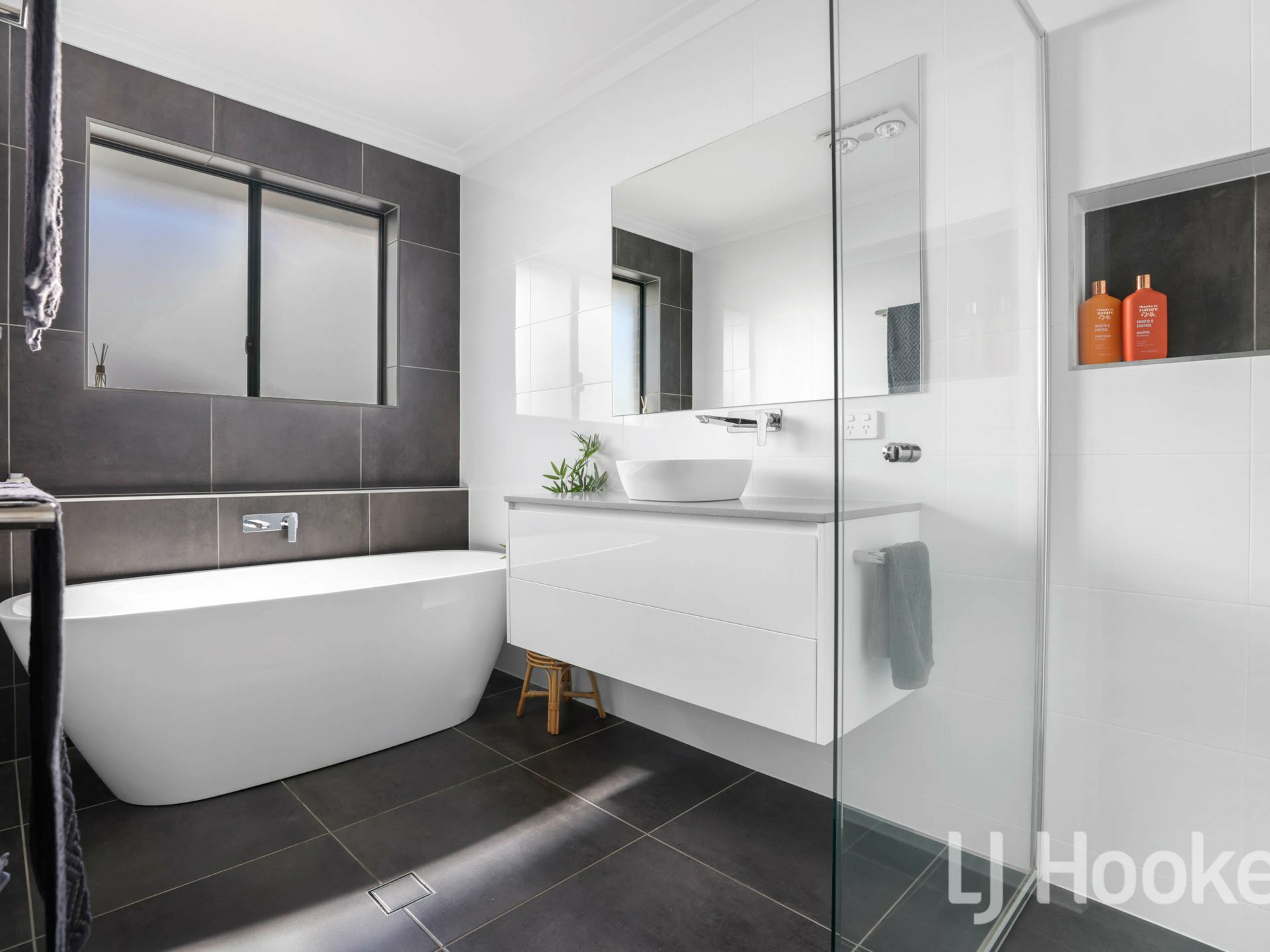 27 Dovey Drive, KELSO