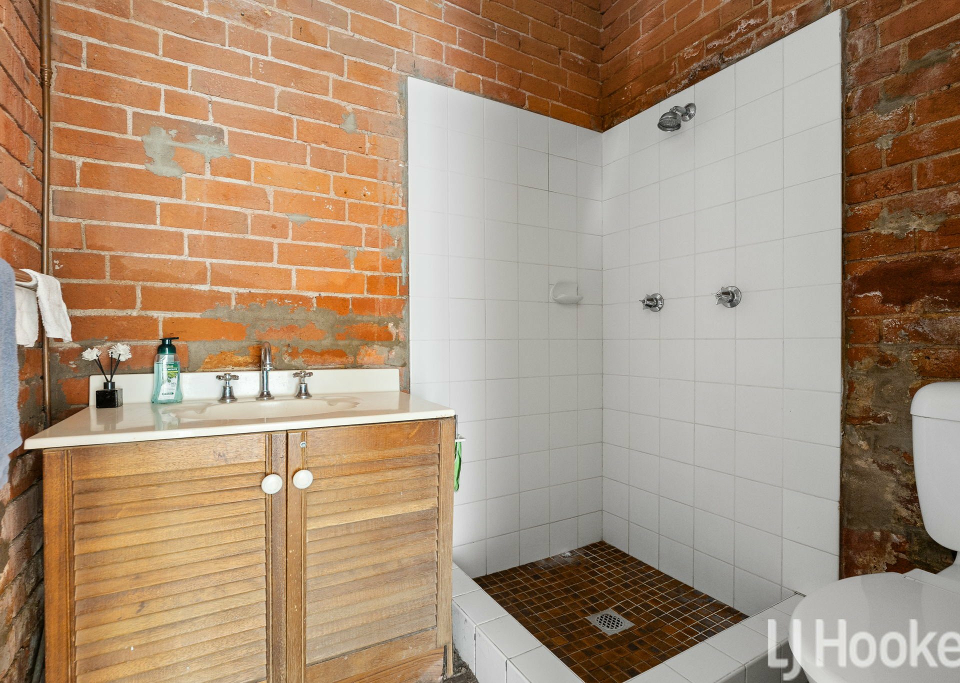 200 Howick Street — photo 10 of 15