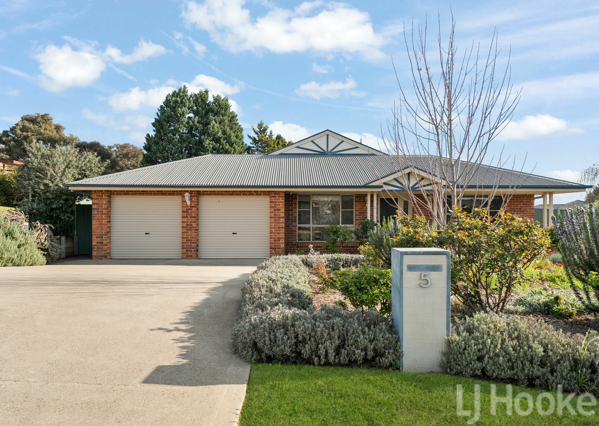 5 Sapphire Cresent — photo from LJ Hooker Bathurst