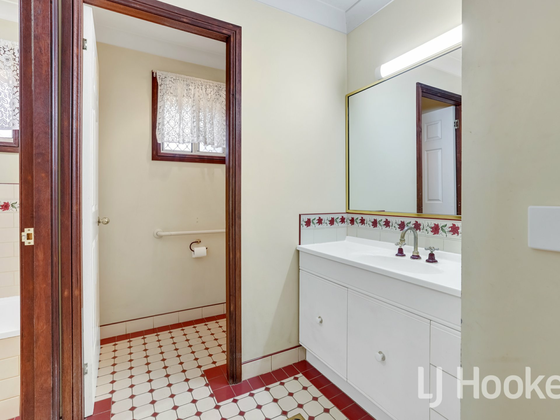 1 Wentworth Drive — photo 7 of 10