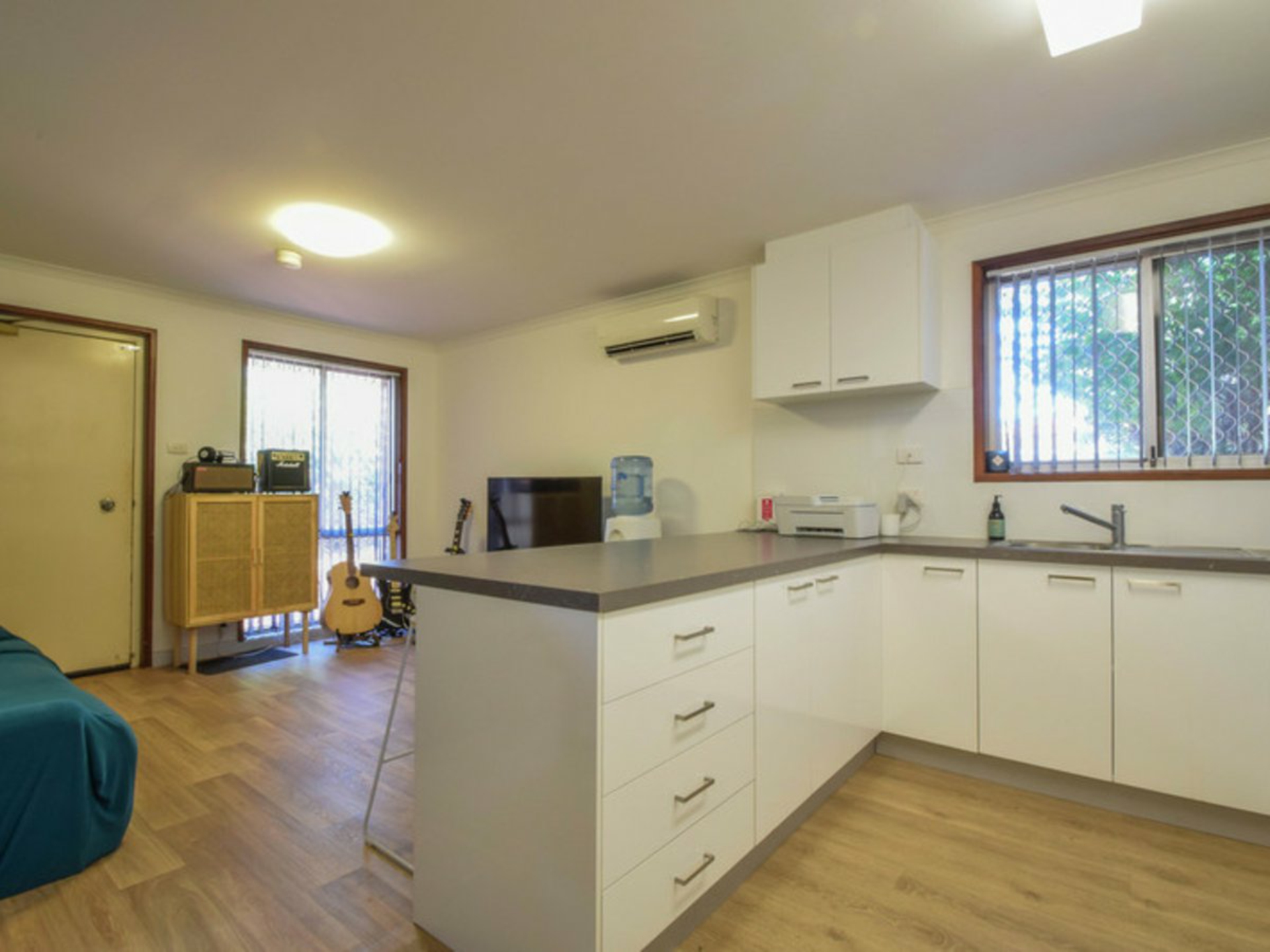 14d Yanderra, Crescent — photo 2 of 8