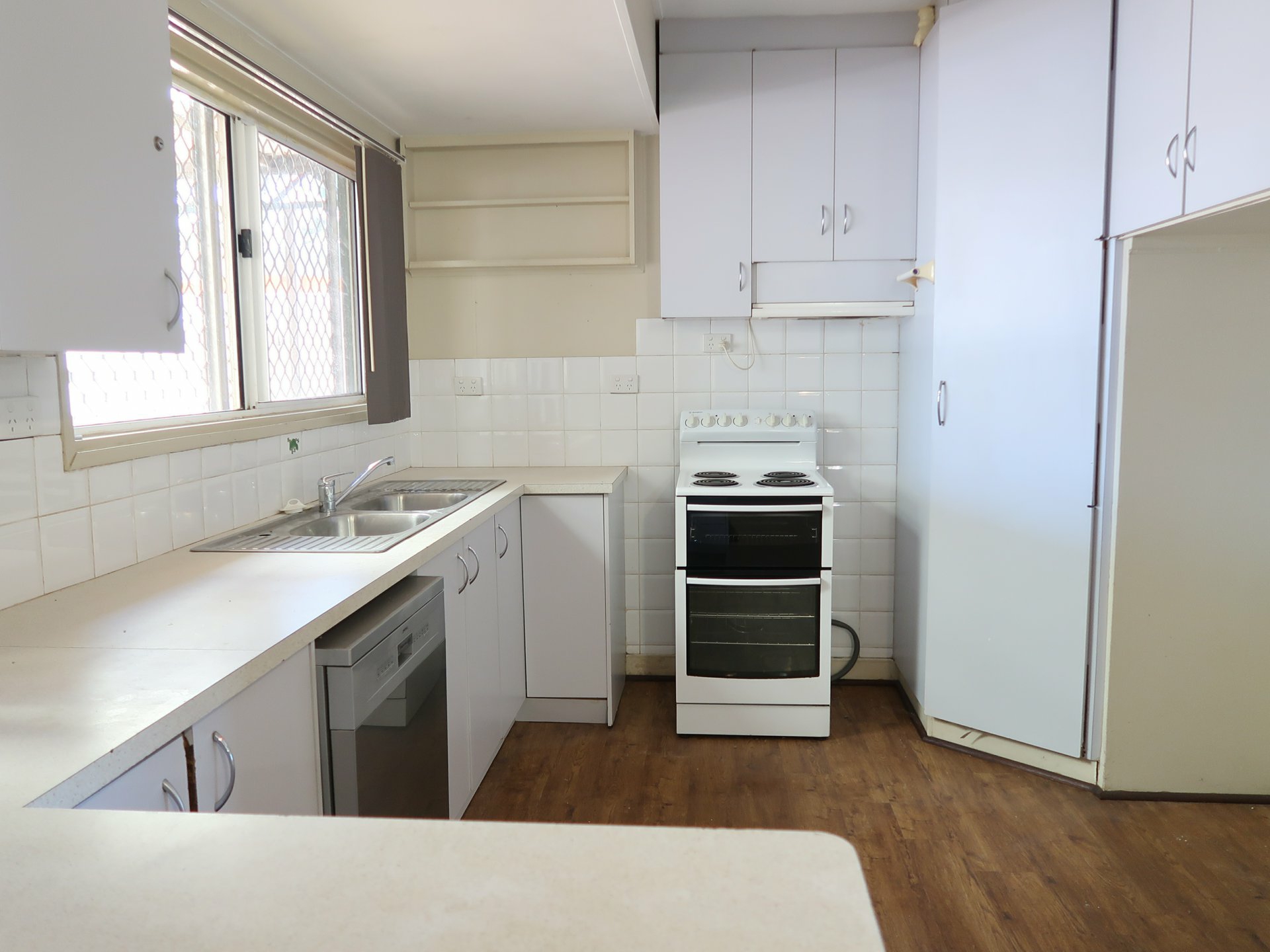 120 Sutherland Street — photo 7 of 15