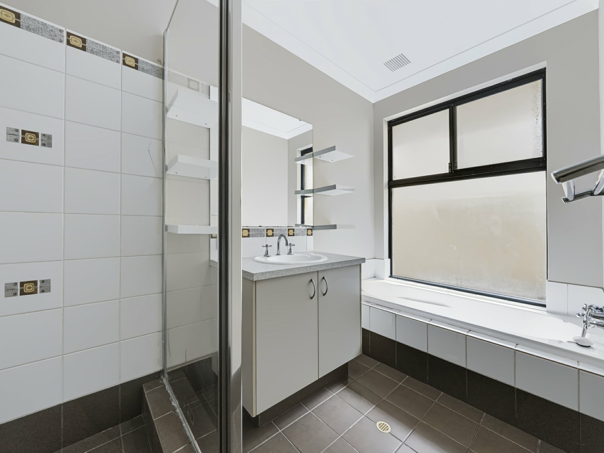 21 Dewsbury Drive — photo 7 of 14