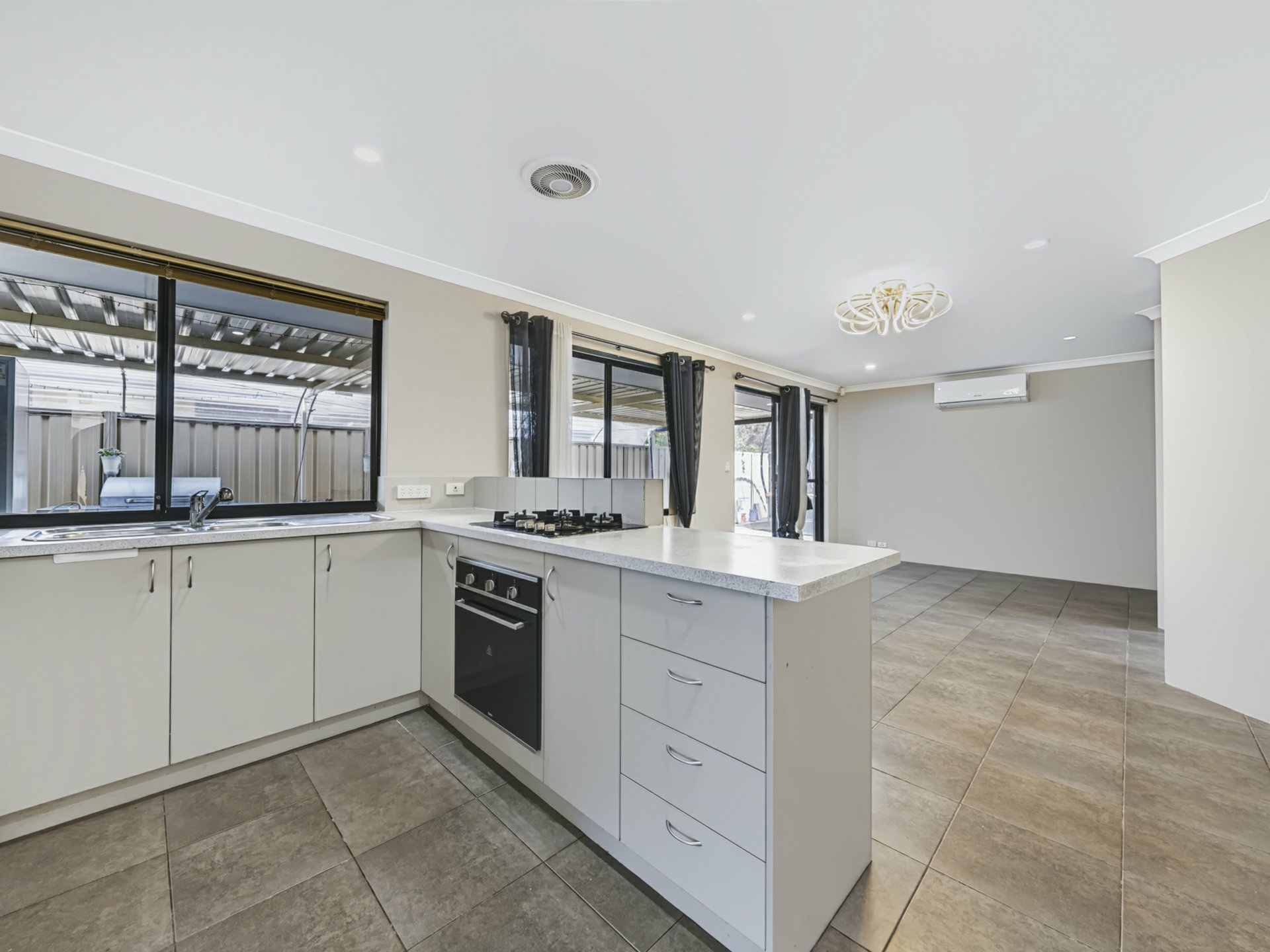 21 Dewsbury Drive — photo 10 of 14