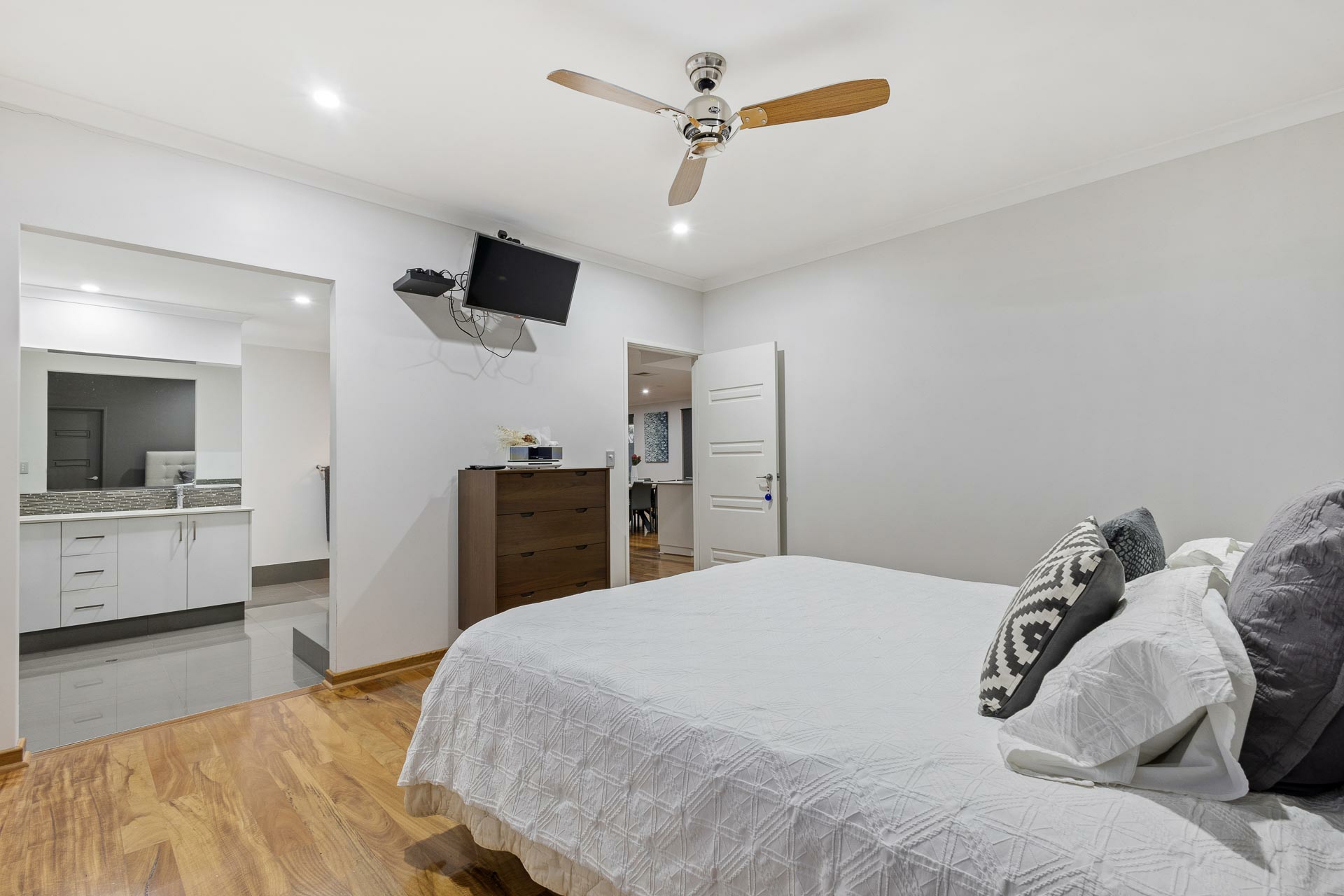 46 West Churchill Avenue, LAKE COOGEE