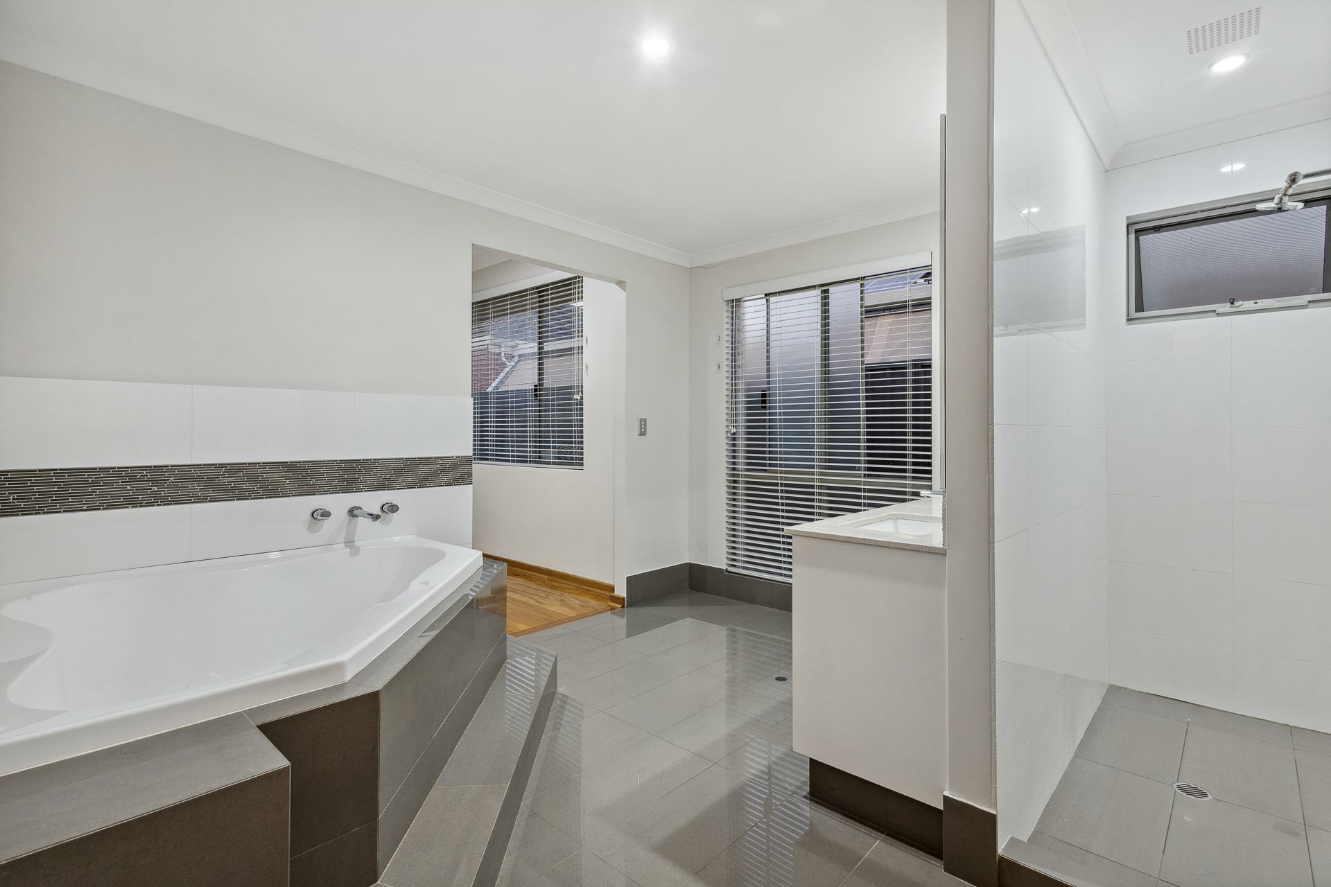 46 West Churchill Avenue, LAKE COOGEE