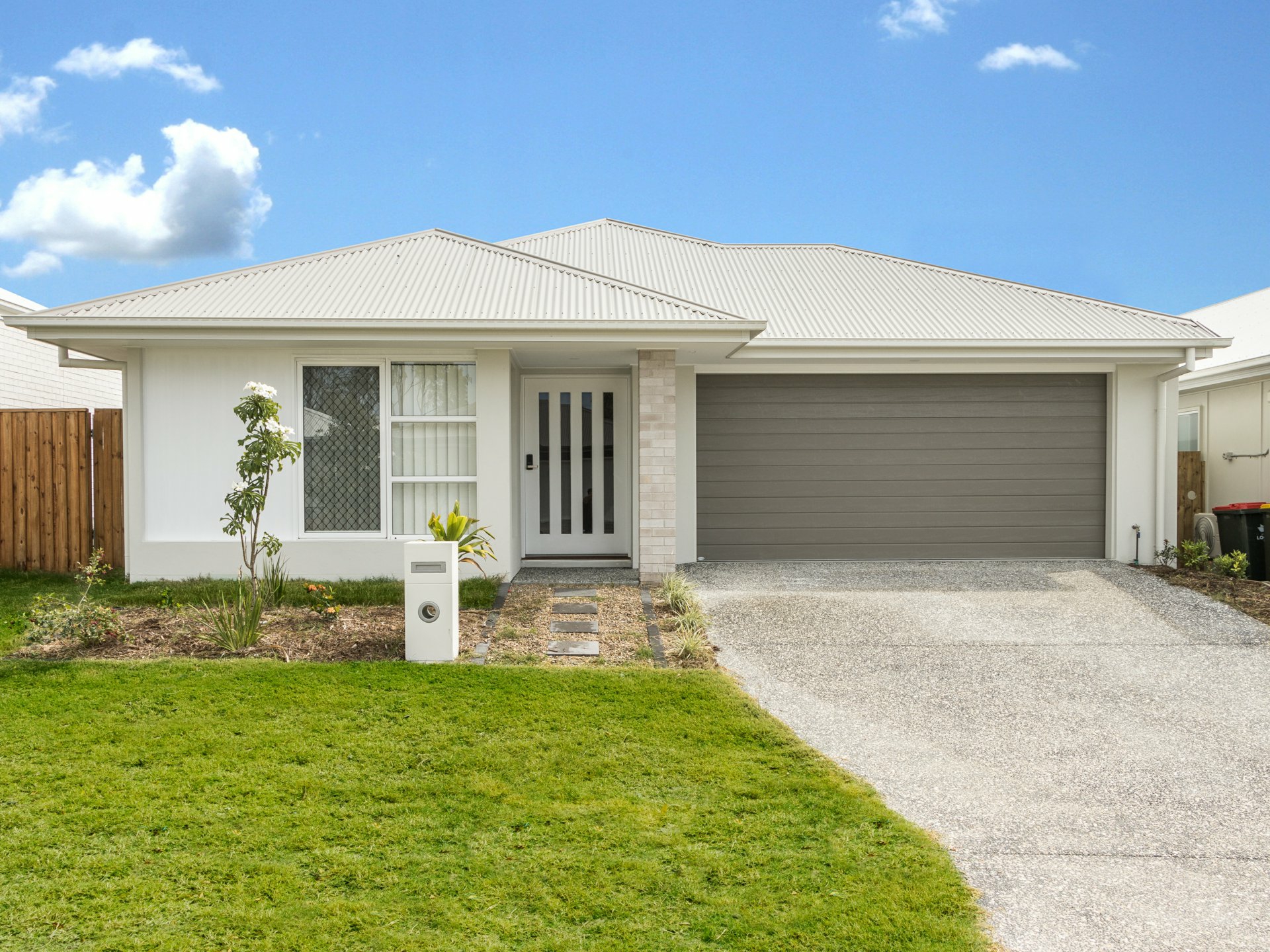 32 Oxford Drive, FLAGSTONE