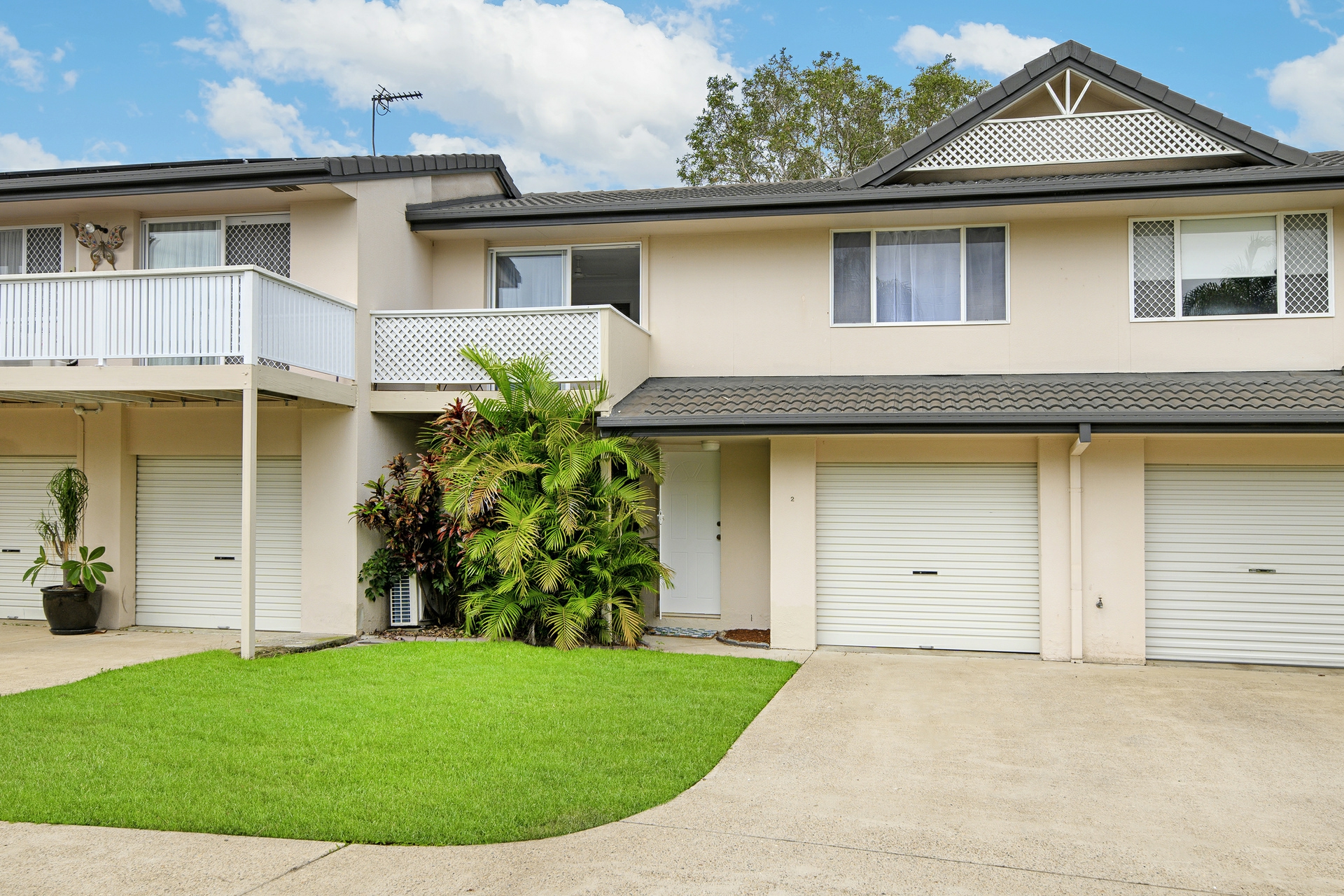 2/30 St Kevins Avenue, BENOWA