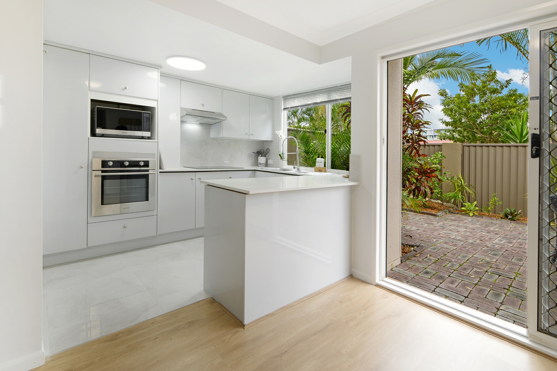 2/30 St Kevins Avenue, BENOWA