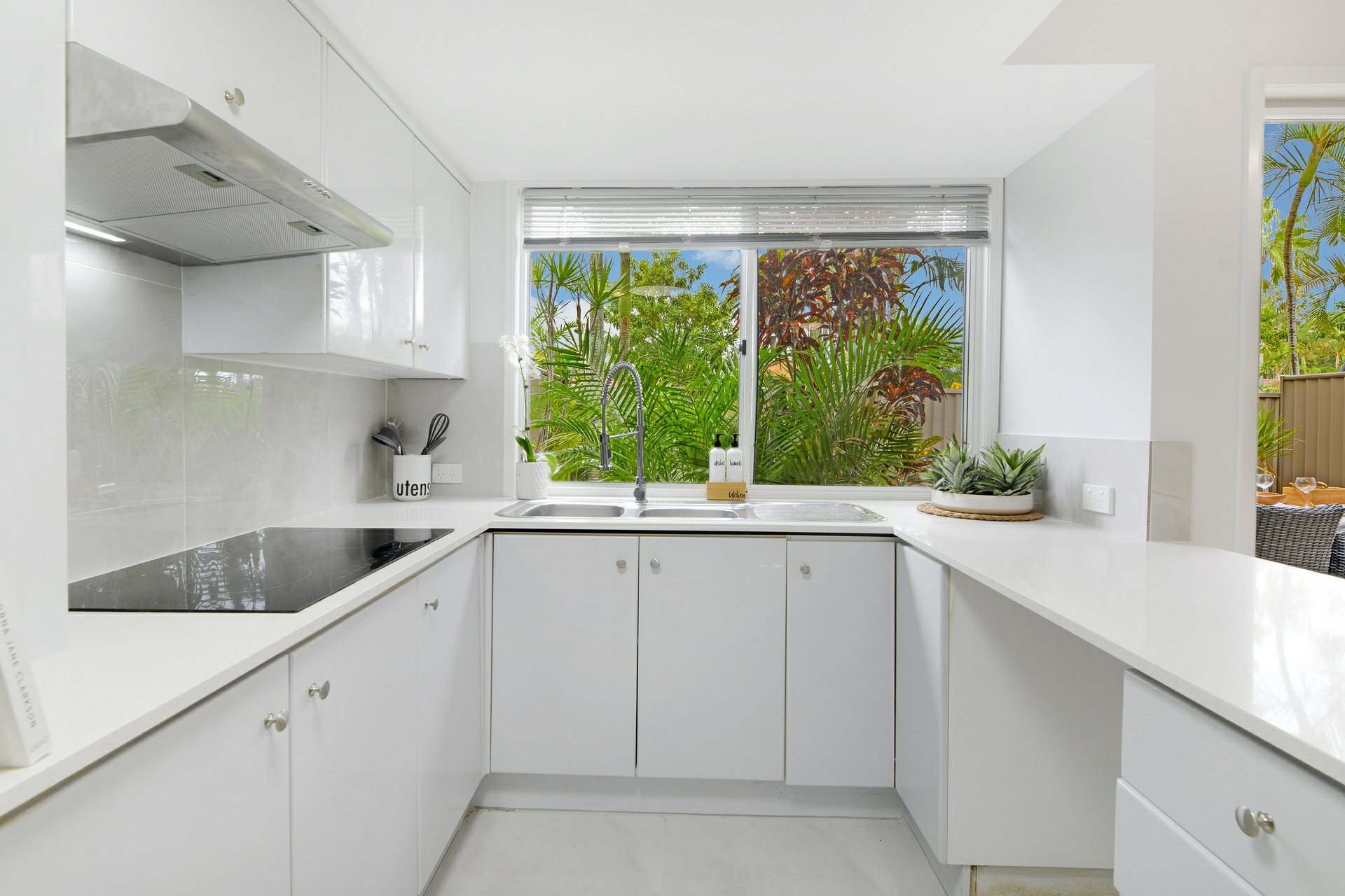 2/30 St Kevins Avenue, BENOWA