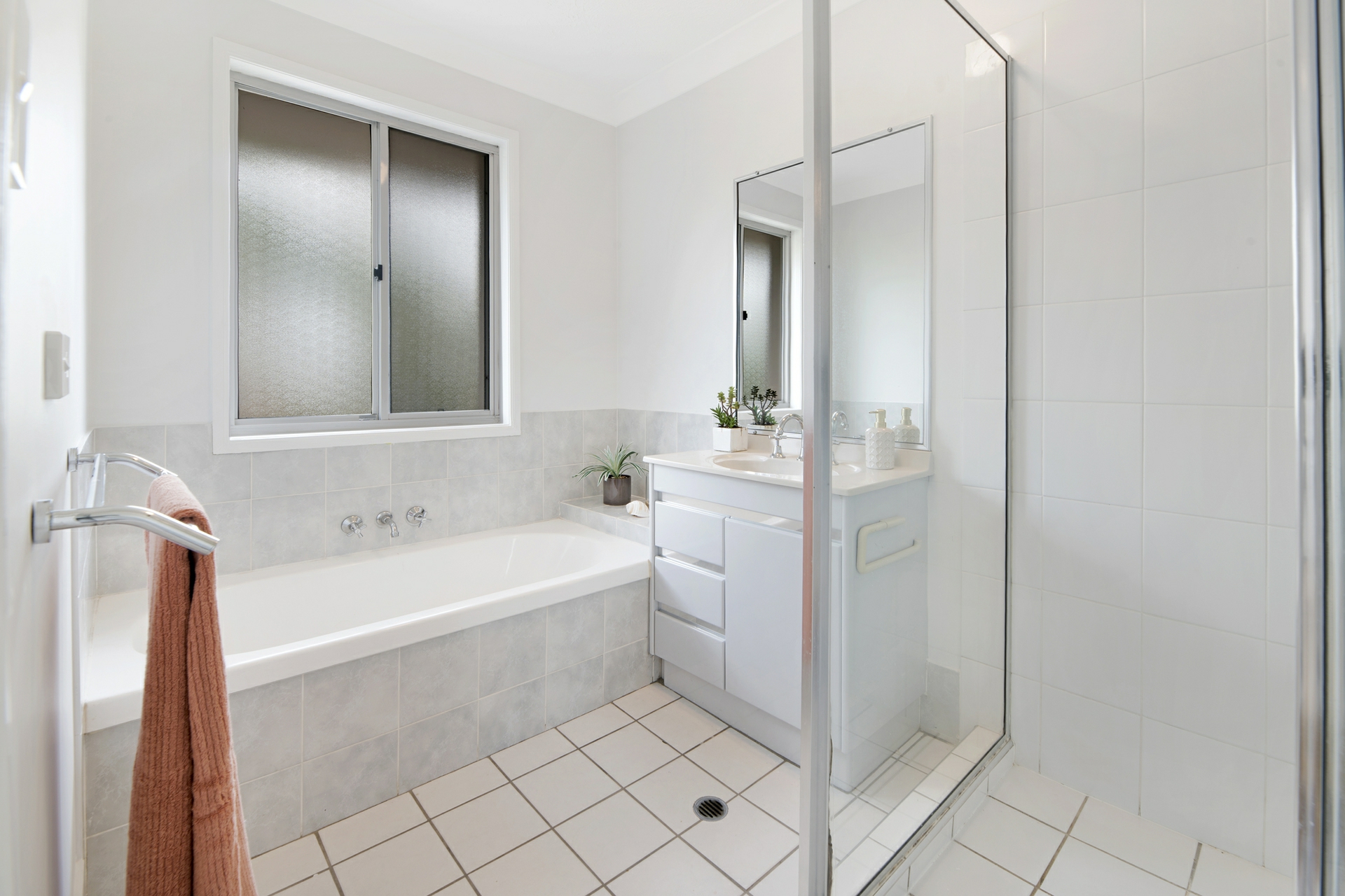 2/30 St Kevins Avenue, BENOWA