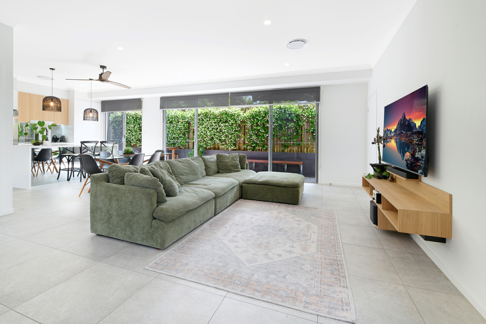 2/231 Benowa Road, BENOWA