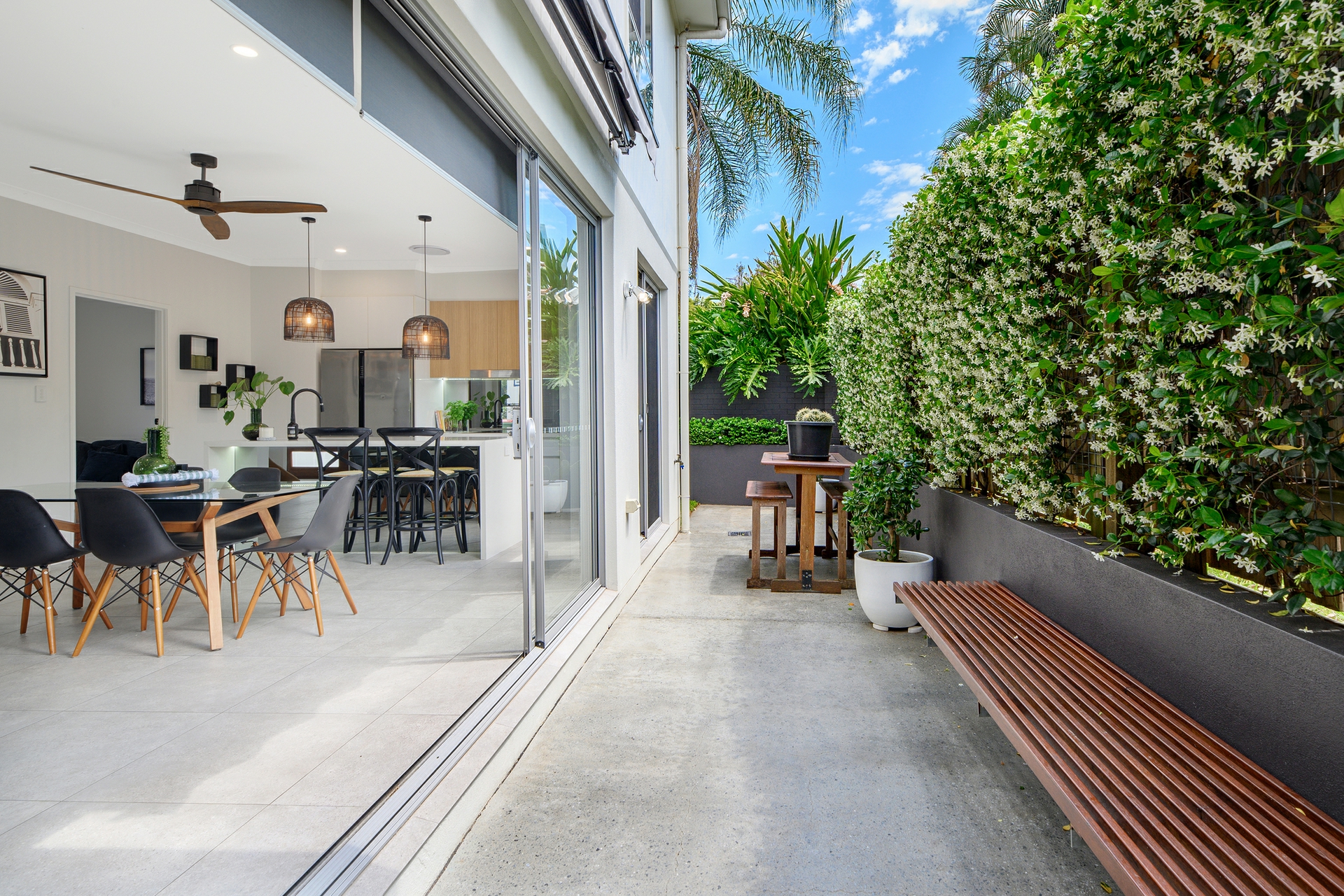 2/231 Benowa Road, BENOWA