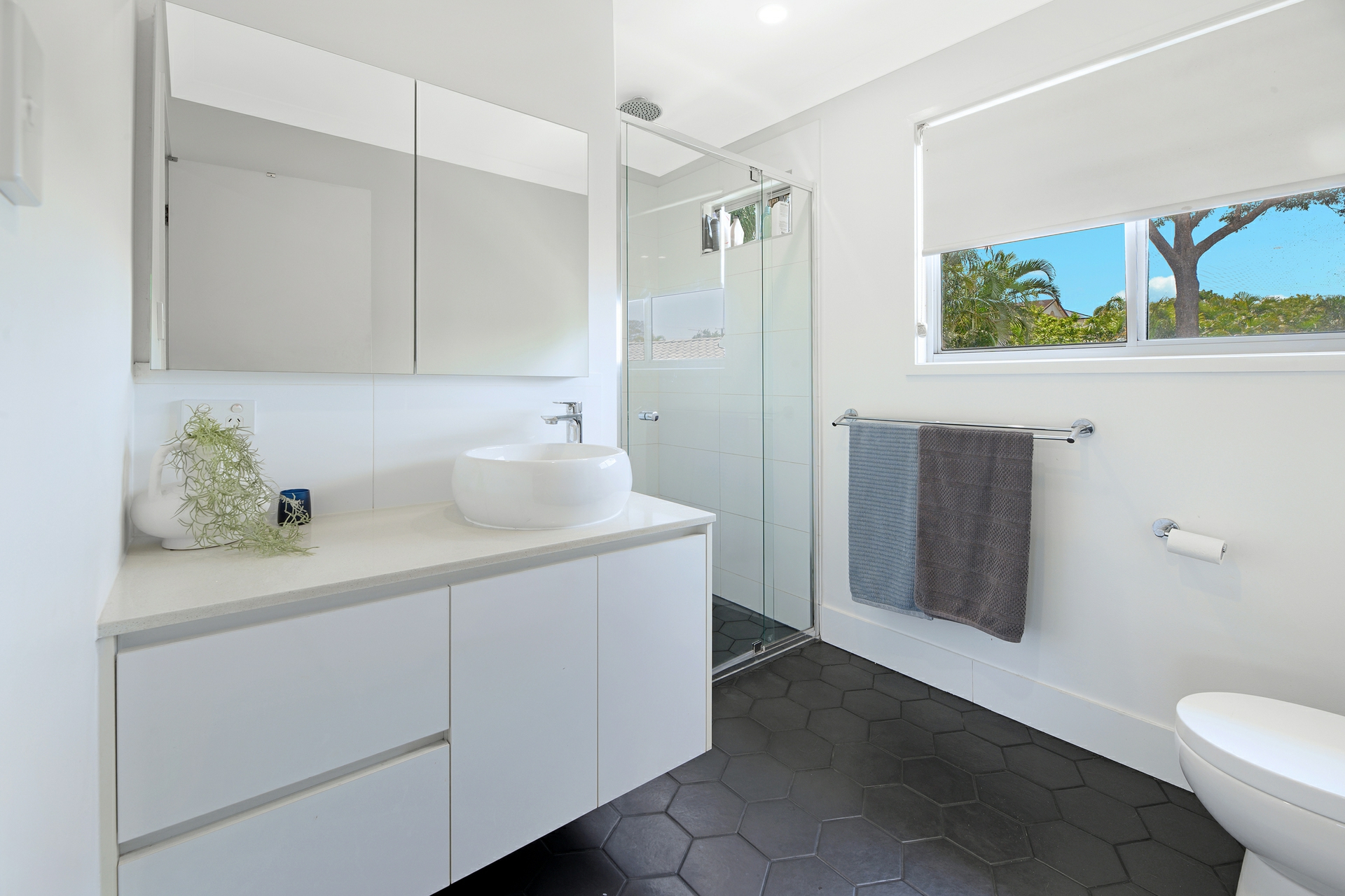 2/231 Benowa Road, BENOWA