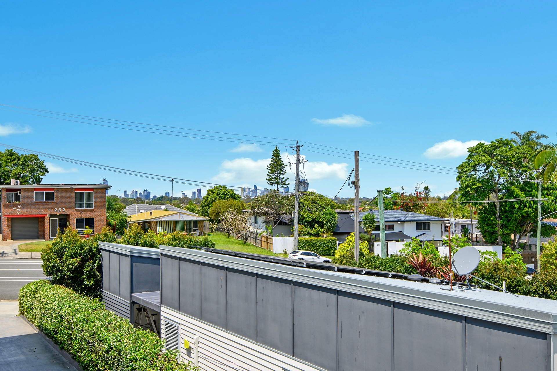 2/231 Benowa Road, BENOWA