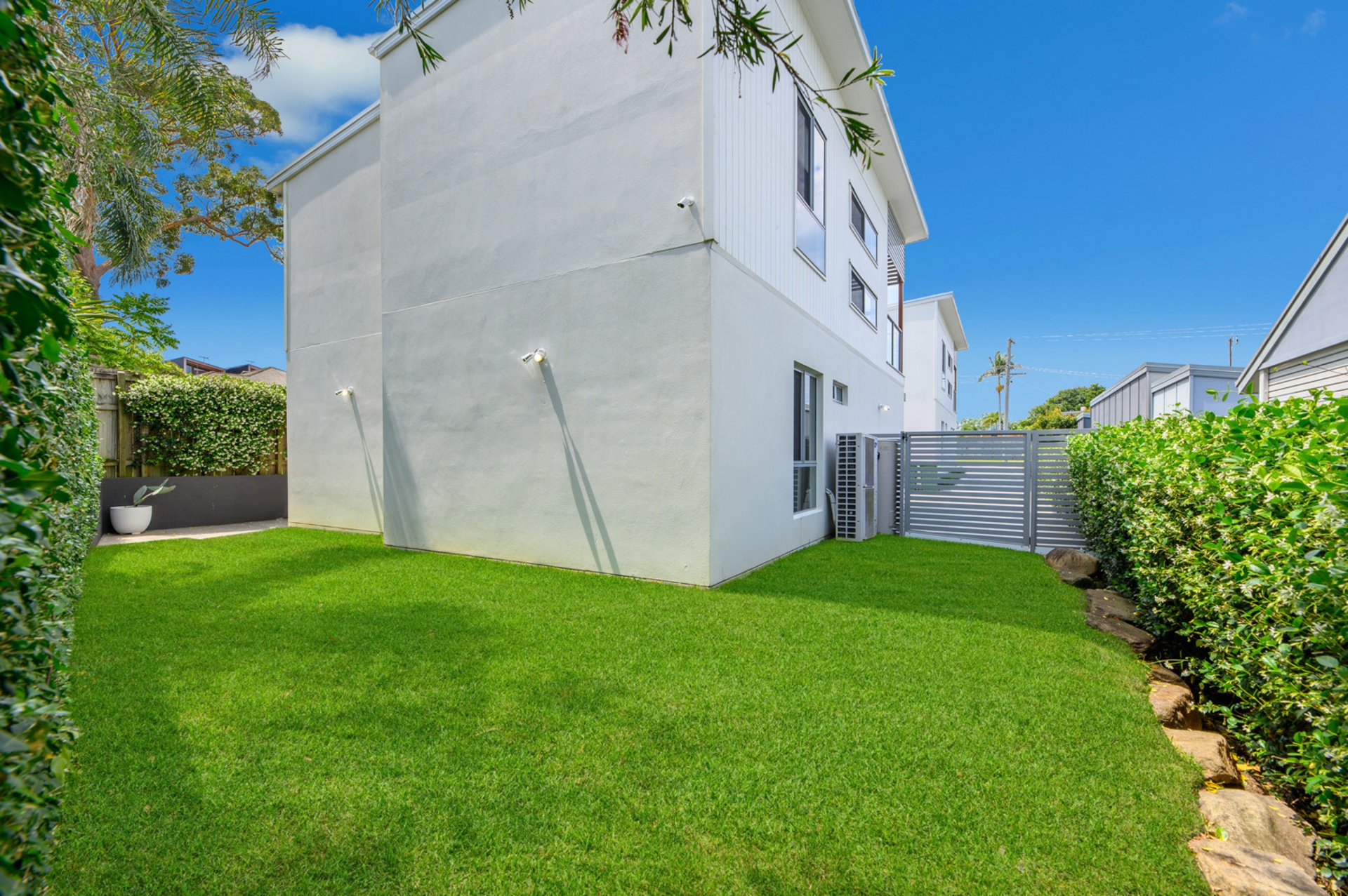 2/231 Benowa Road, BENOWA