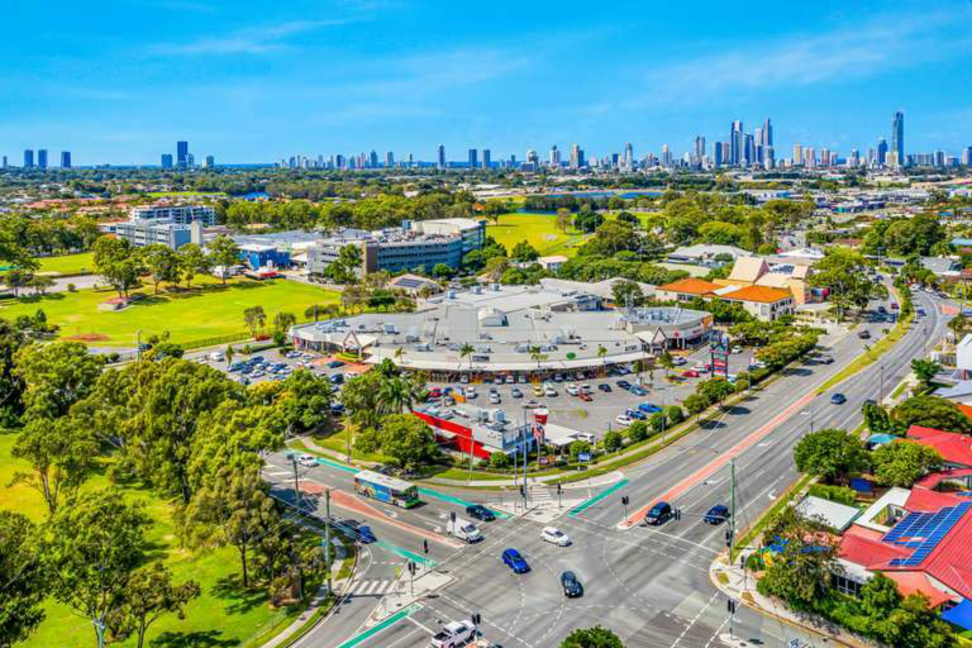 2/231 Benowa Road, BENOWA