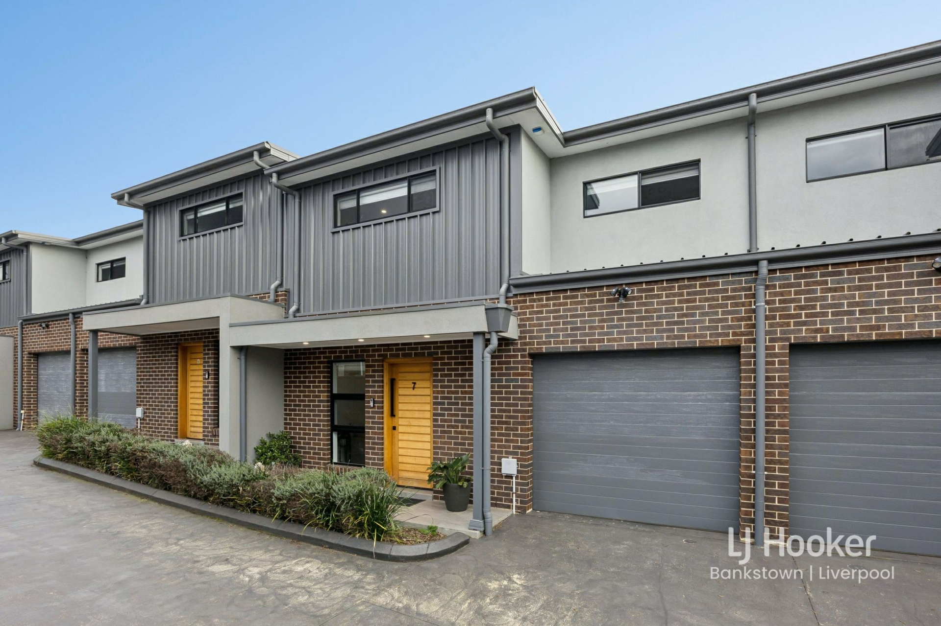 7/9-11 Elouera Crescent — photo 2 of 19