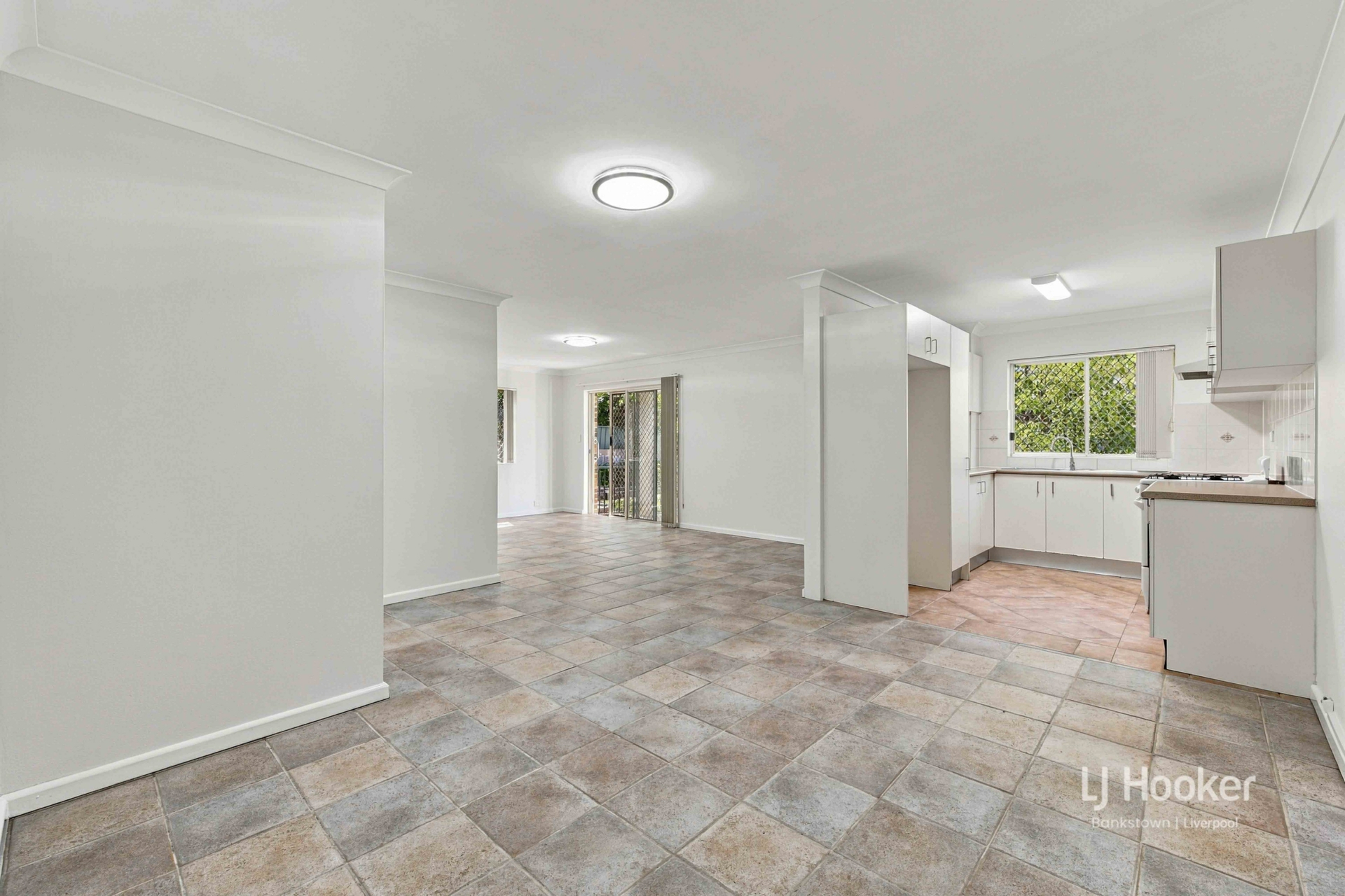 1/142 Meredith Street — photo 3 of 11
