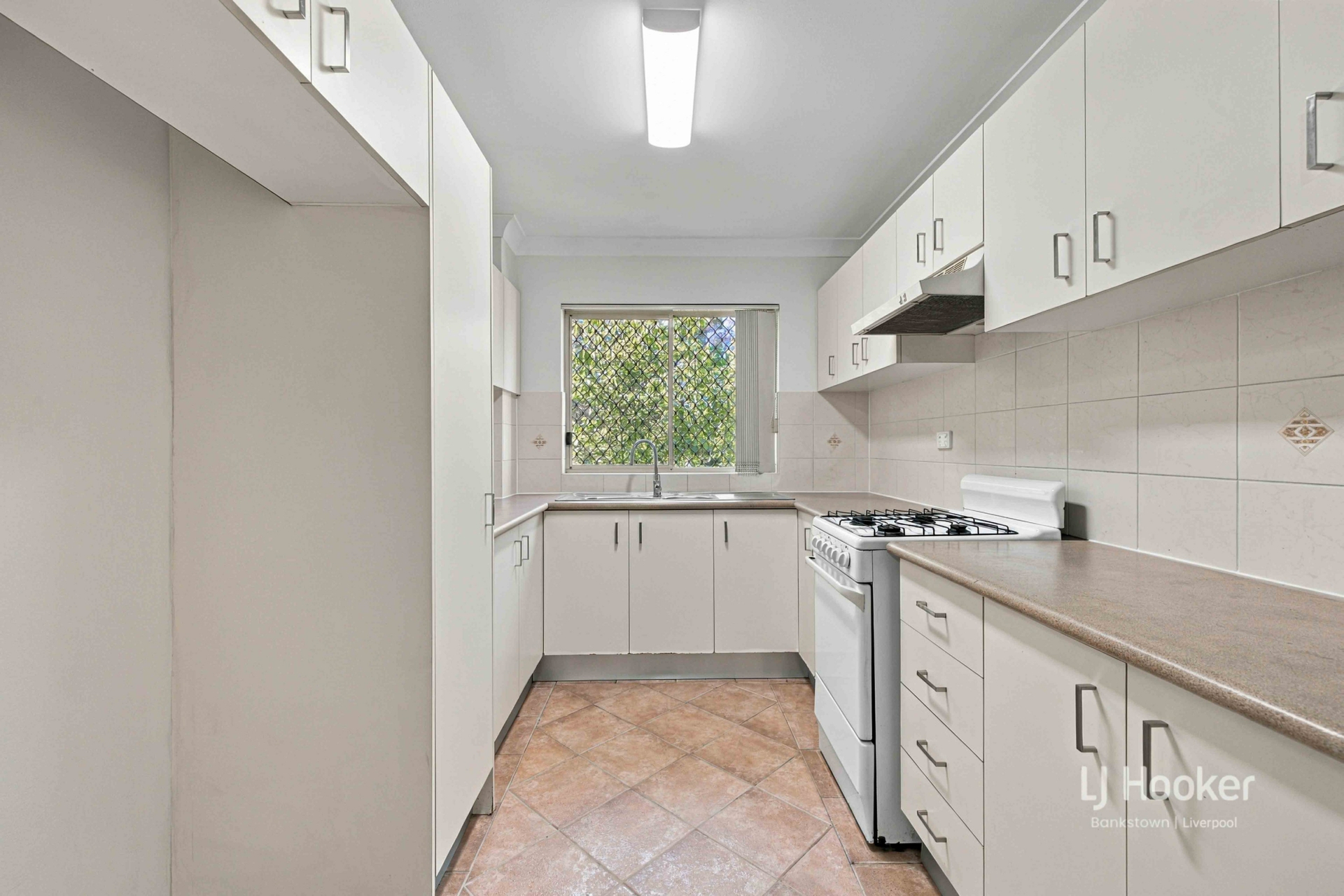1/142 Meredith Street — photo 4 of 11