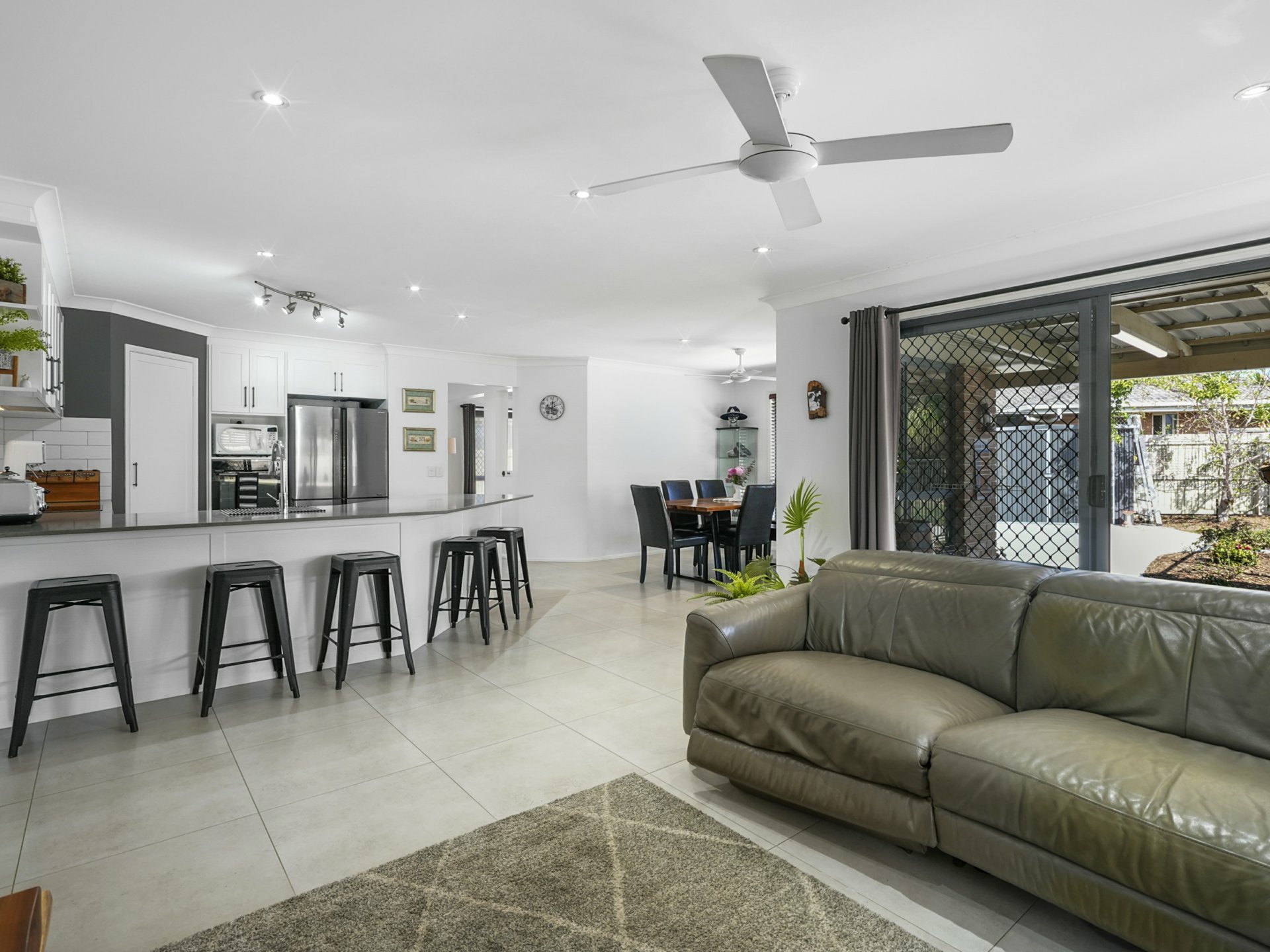 11 Curtin Crescent — photo 2 of 28