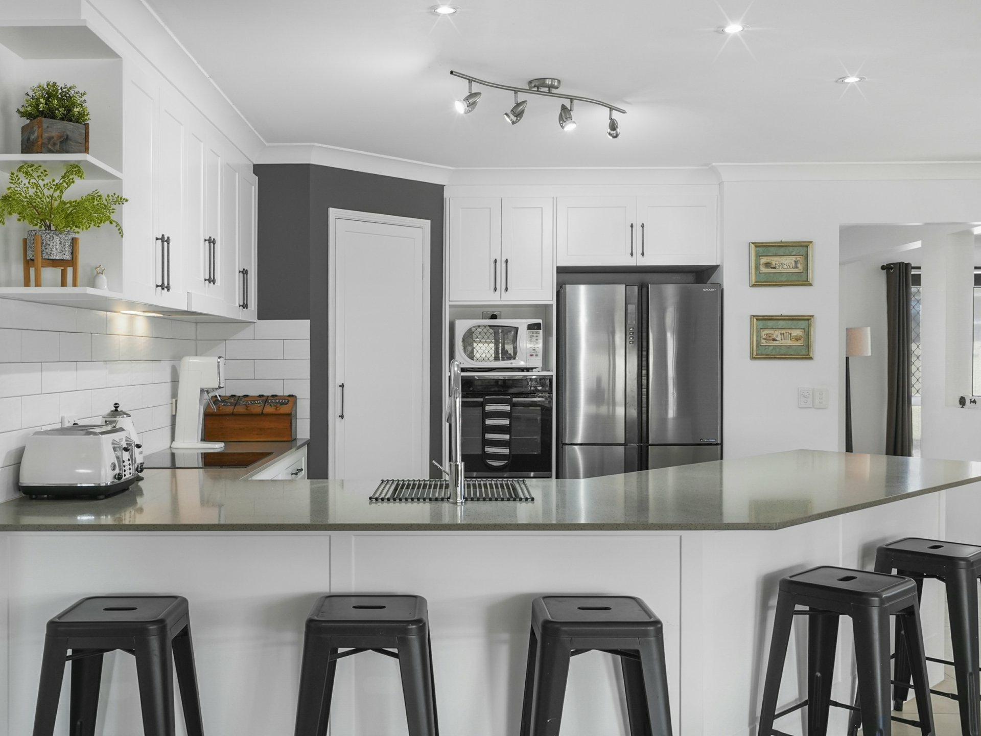 11 Curtin Crescent — photo 3 of 28