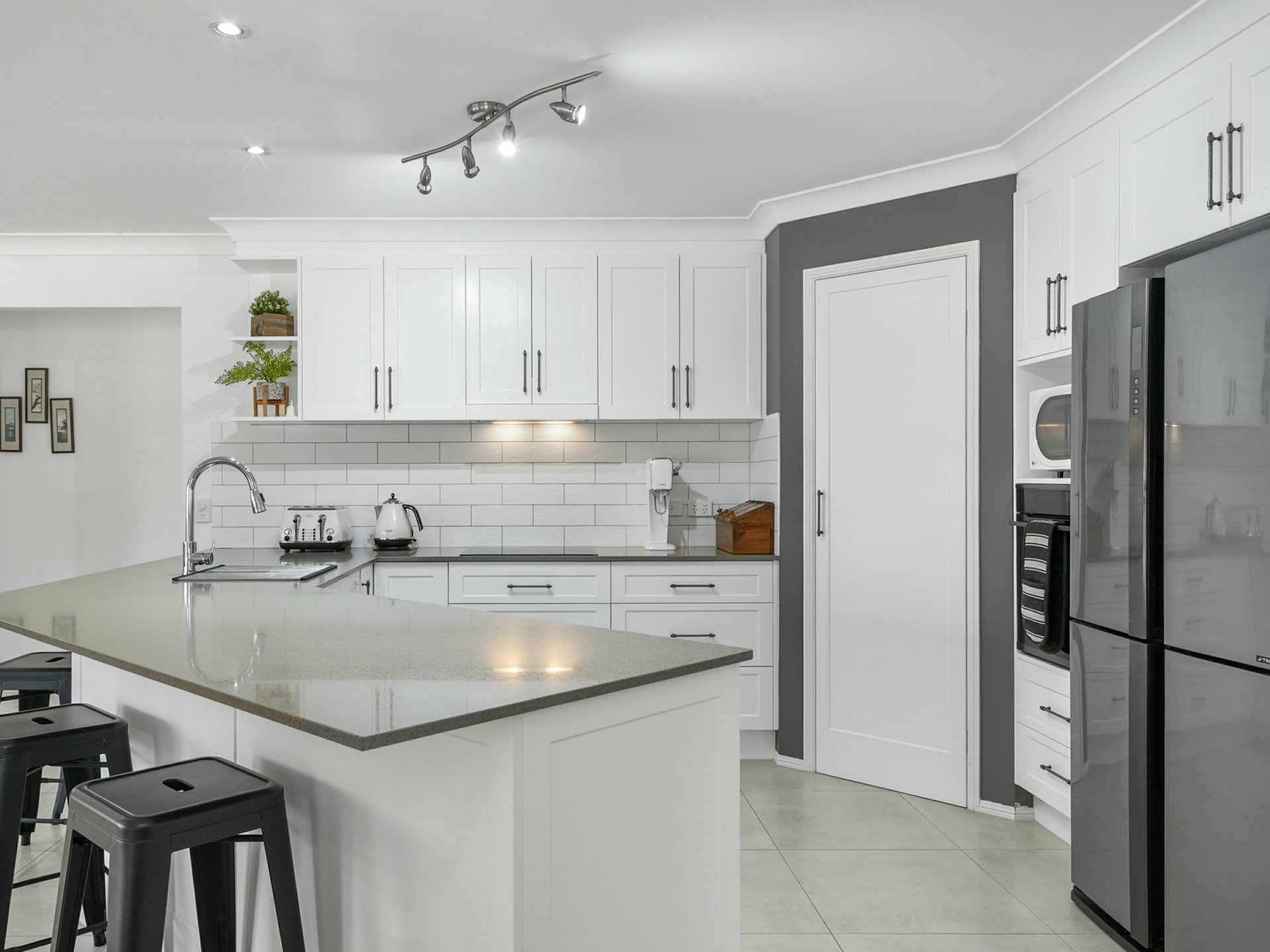 11 Curtin Crescent — photo 5 of 28