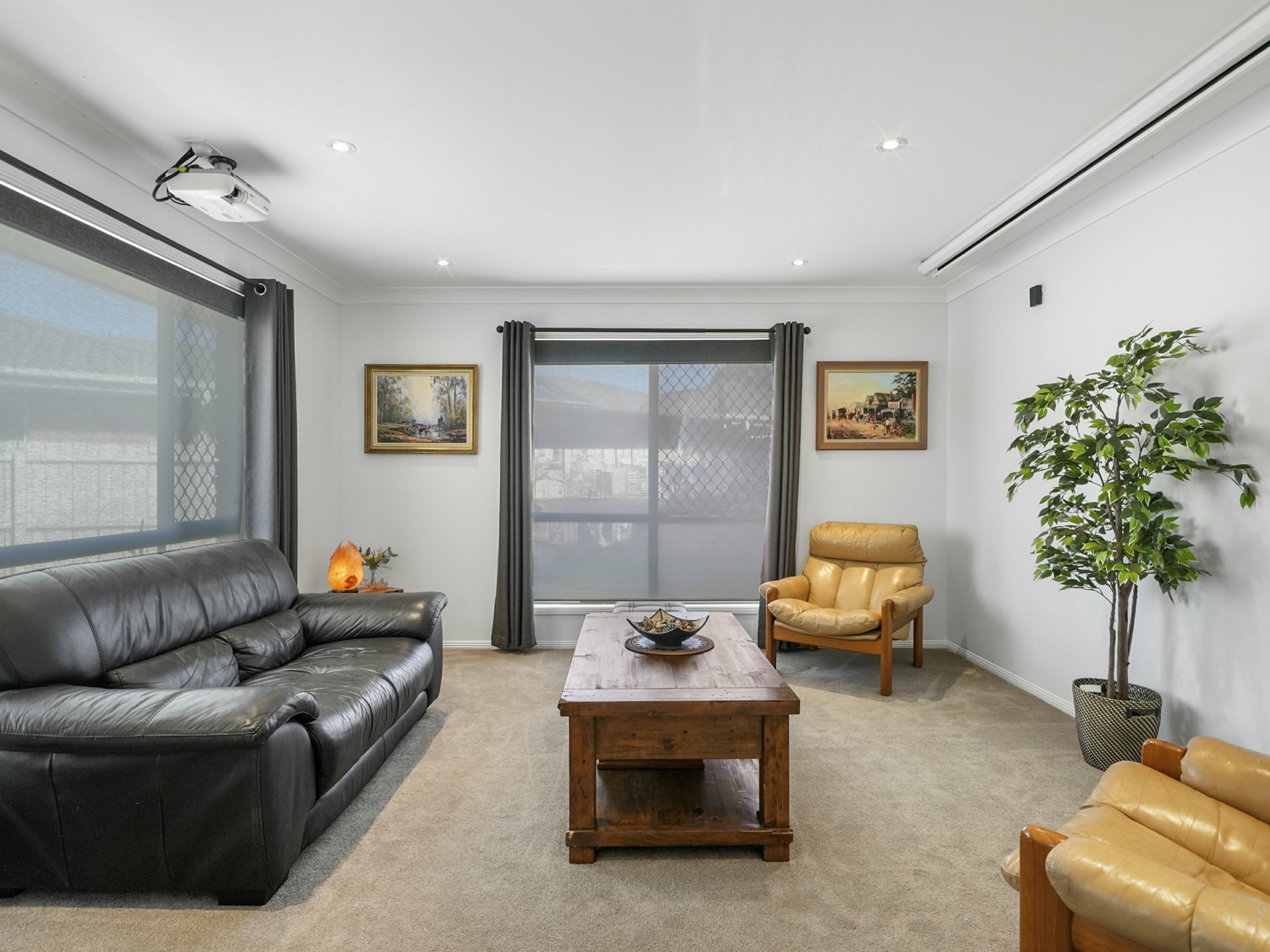 11 Curtin Crescent — photo 10 of 28
