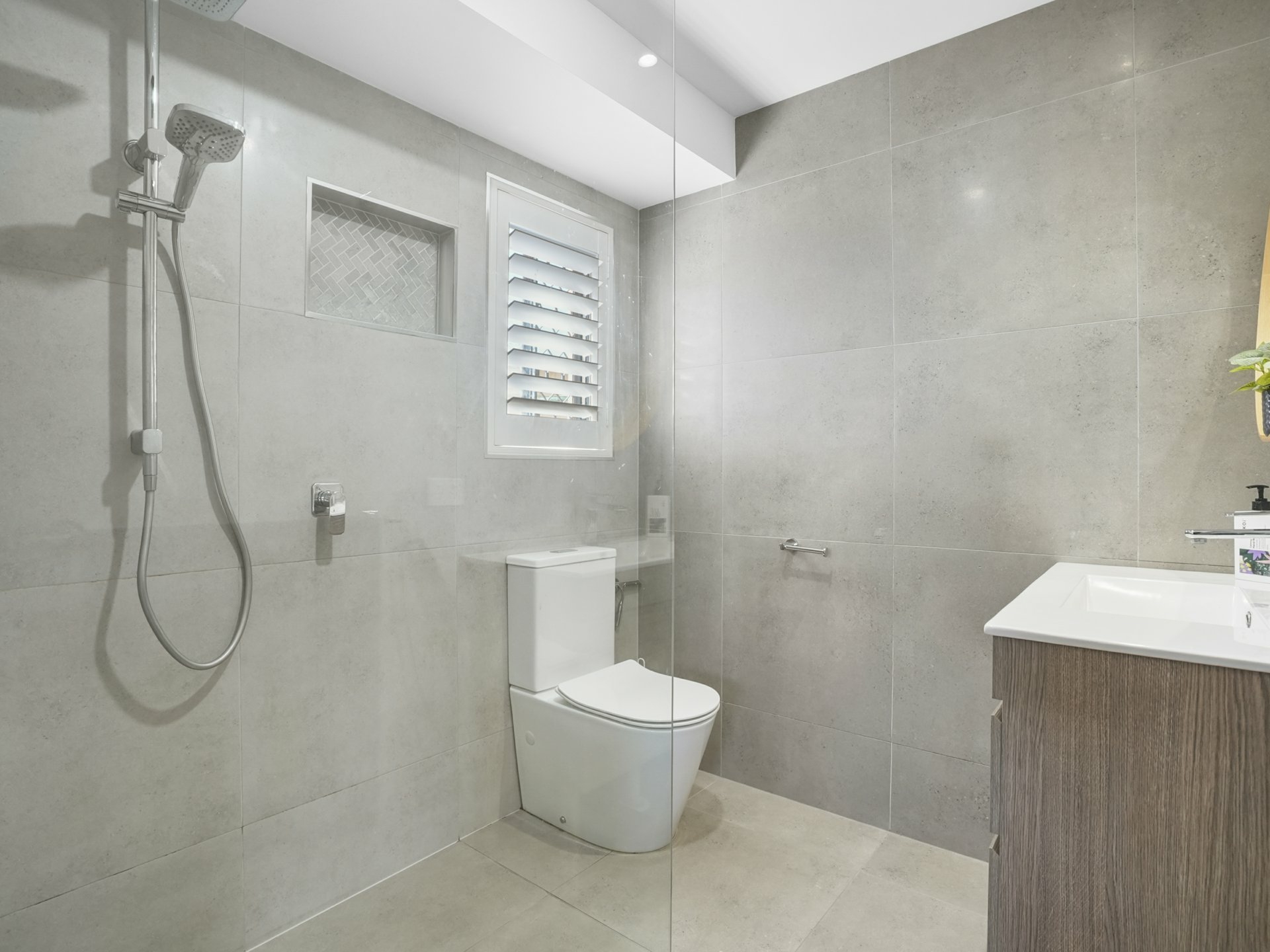 11 Curtin Crescent — photo 12 of 28
