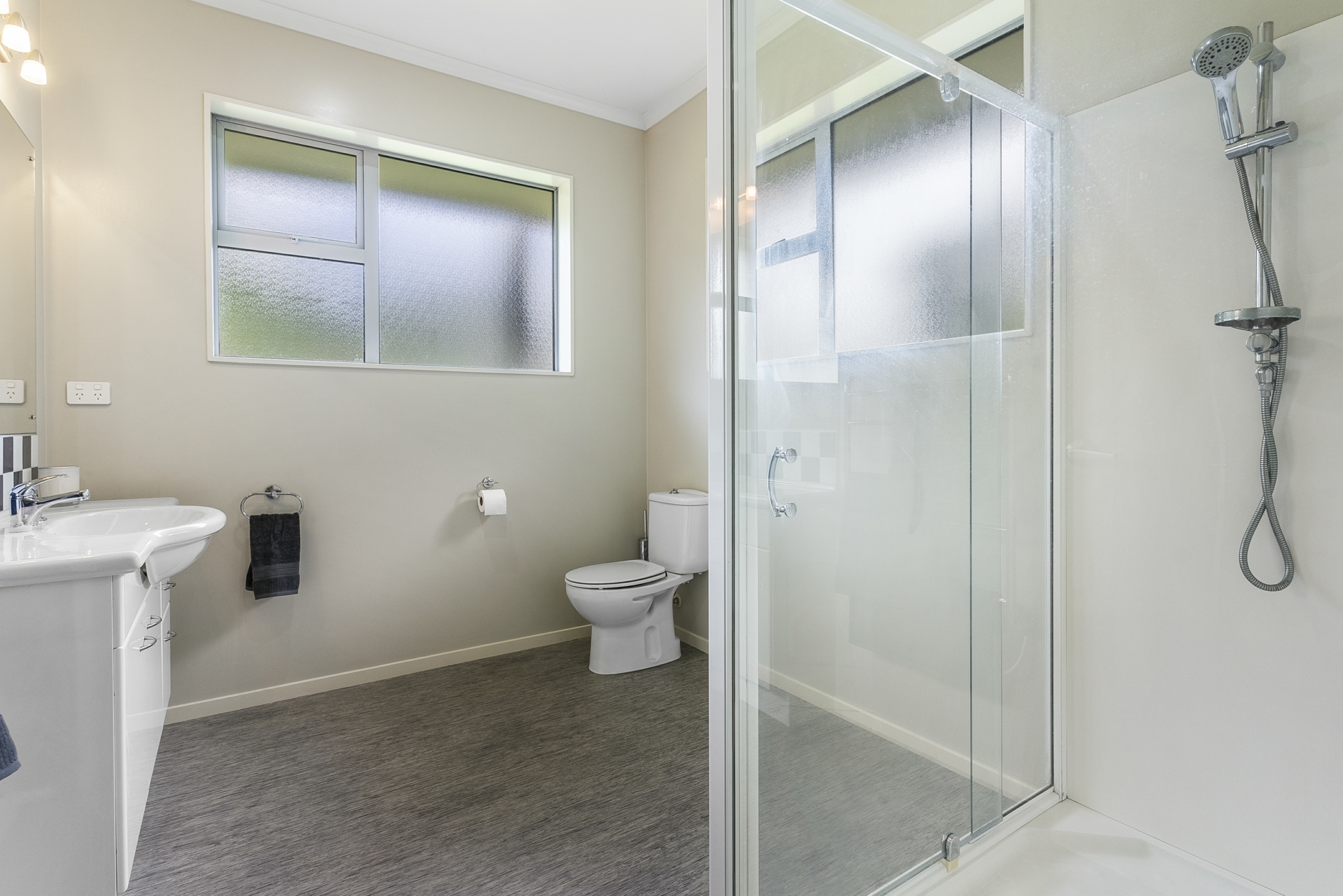 300 Glenbrook Beach Road, GLENBROOK