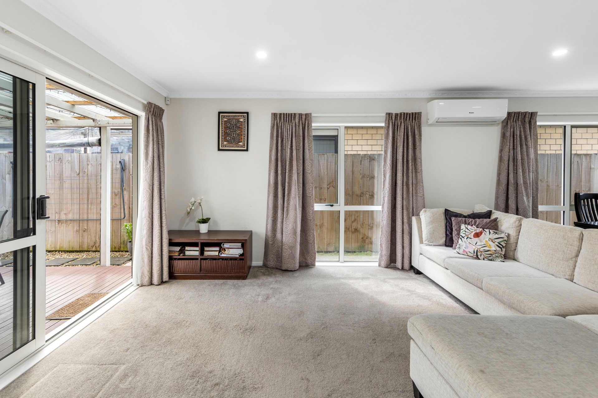 16 Dolbel Place, MANGERE EAST