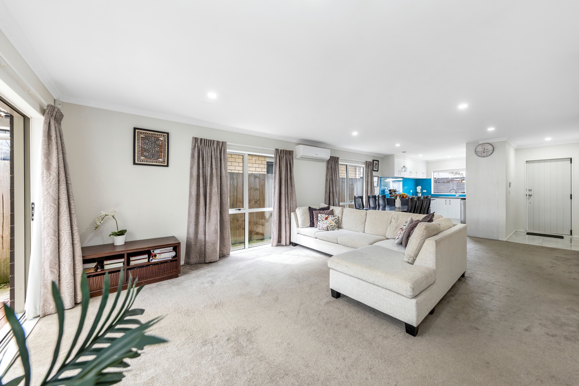 16 Dolbel Place, MANGERE EAST