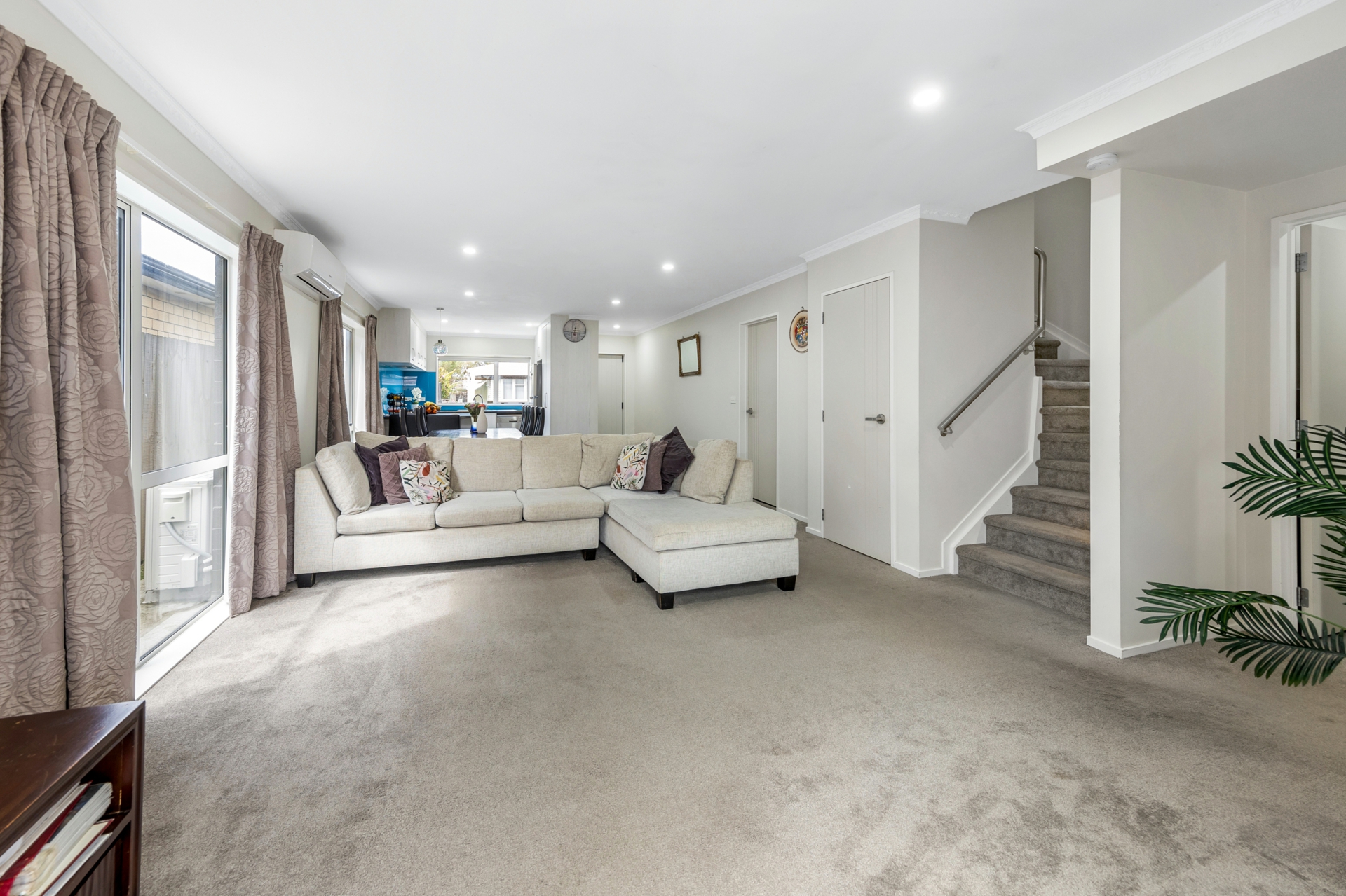 16 Dolbel Place, MANGERE EAST