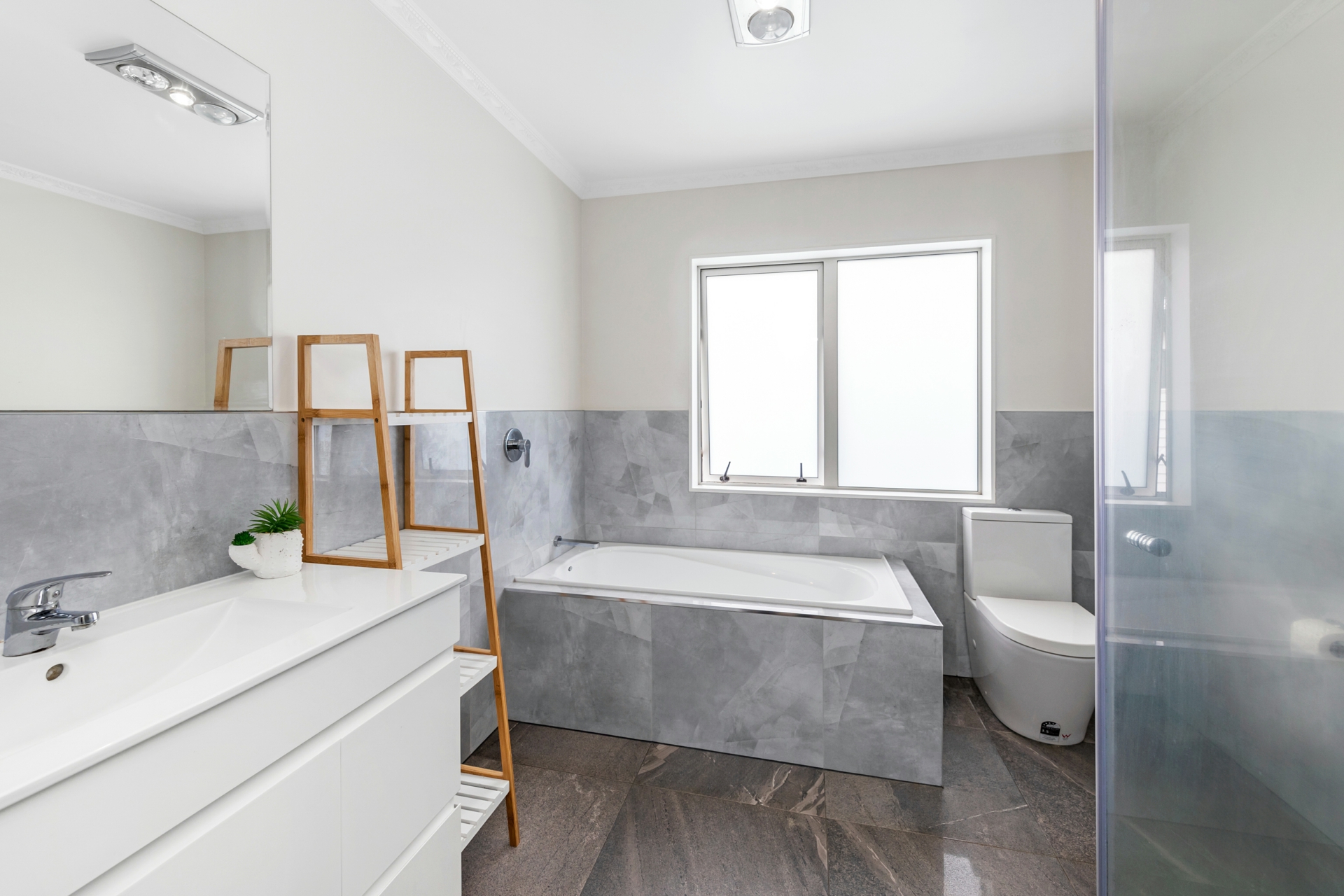 16 Dolbel Place, MANGERE EAST