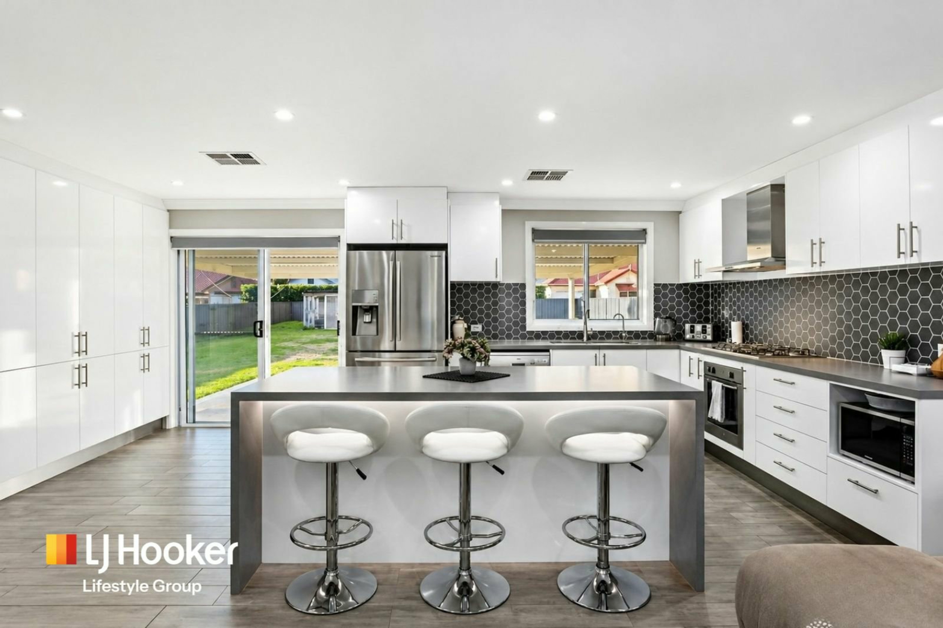 13 Thirlmere Way — photo 3 of 10