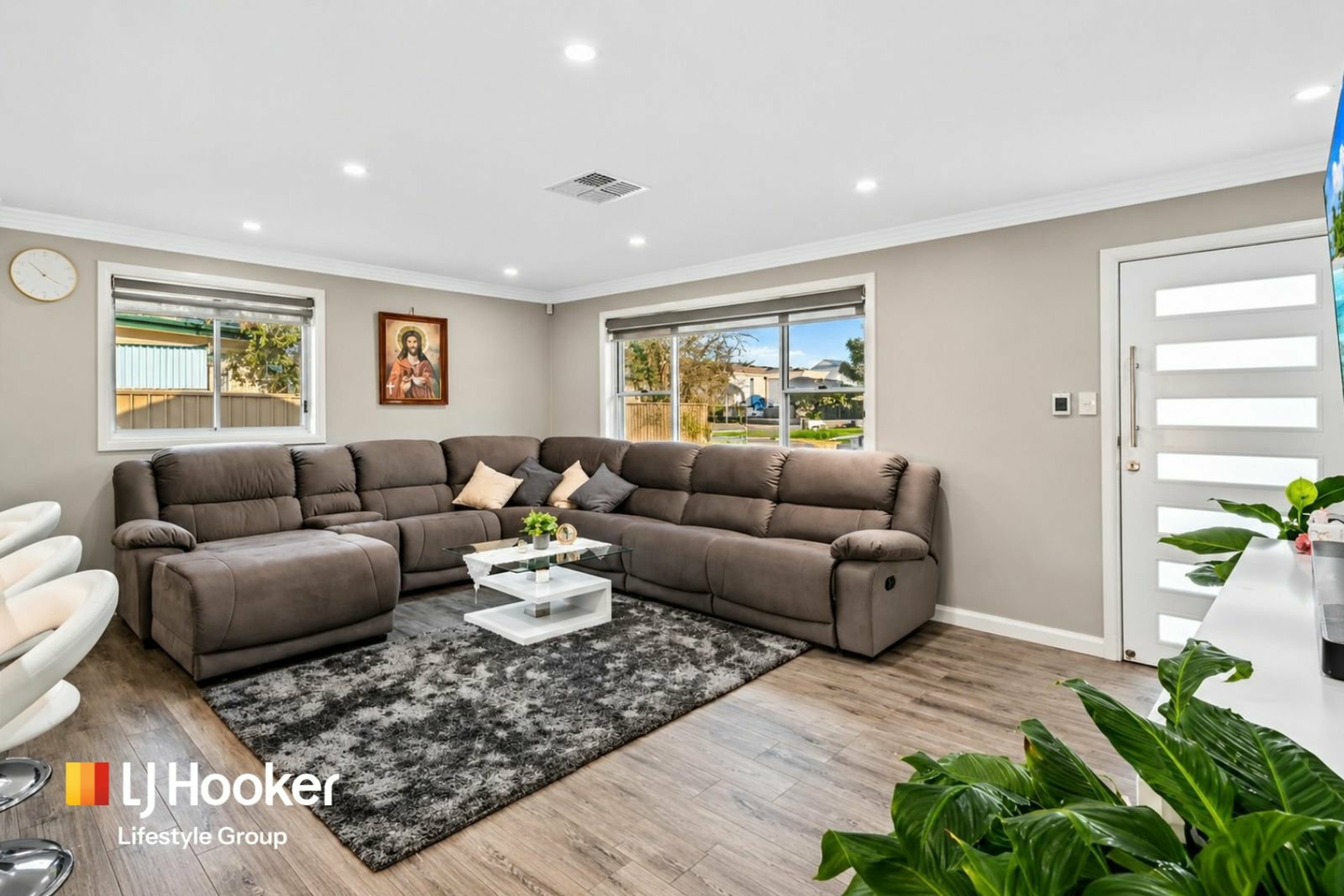 13 Thirlmere Way — photo 5 of 10