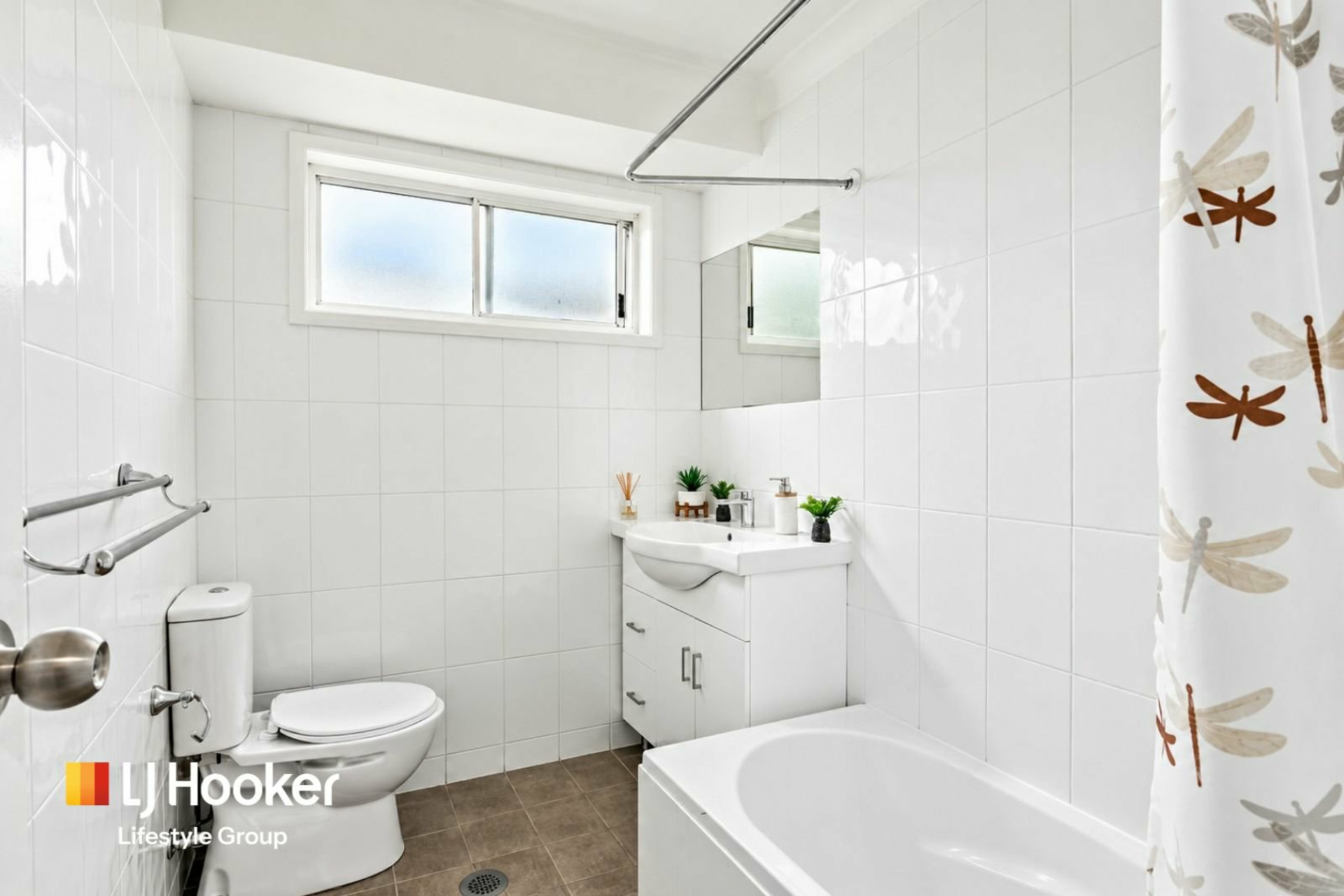 13 Thirlmere Way — photo 7 of 10