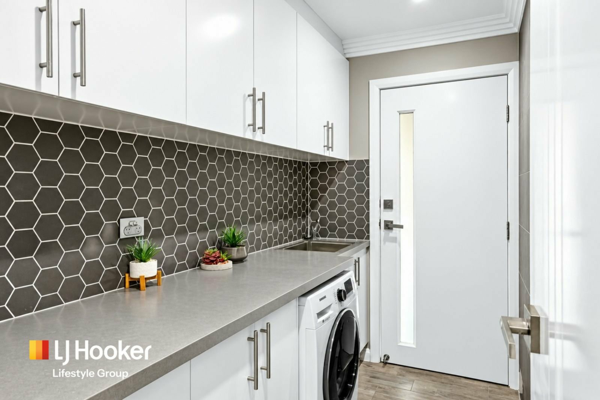 13 Thirlmere Way — photo 8 of 10