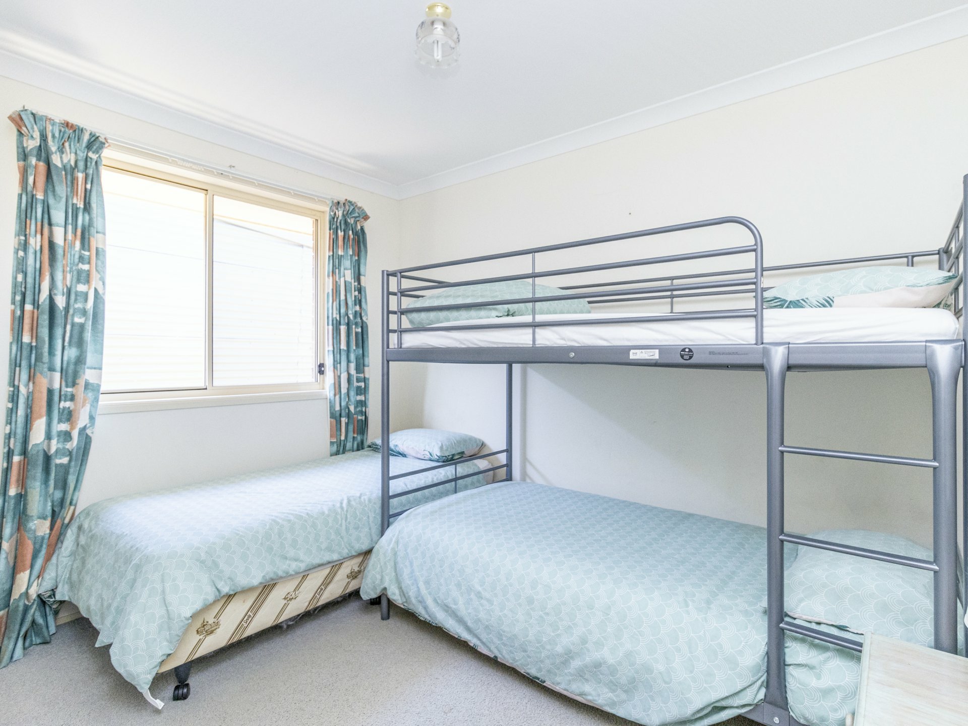 45 Thora Street — photo 10 of 17